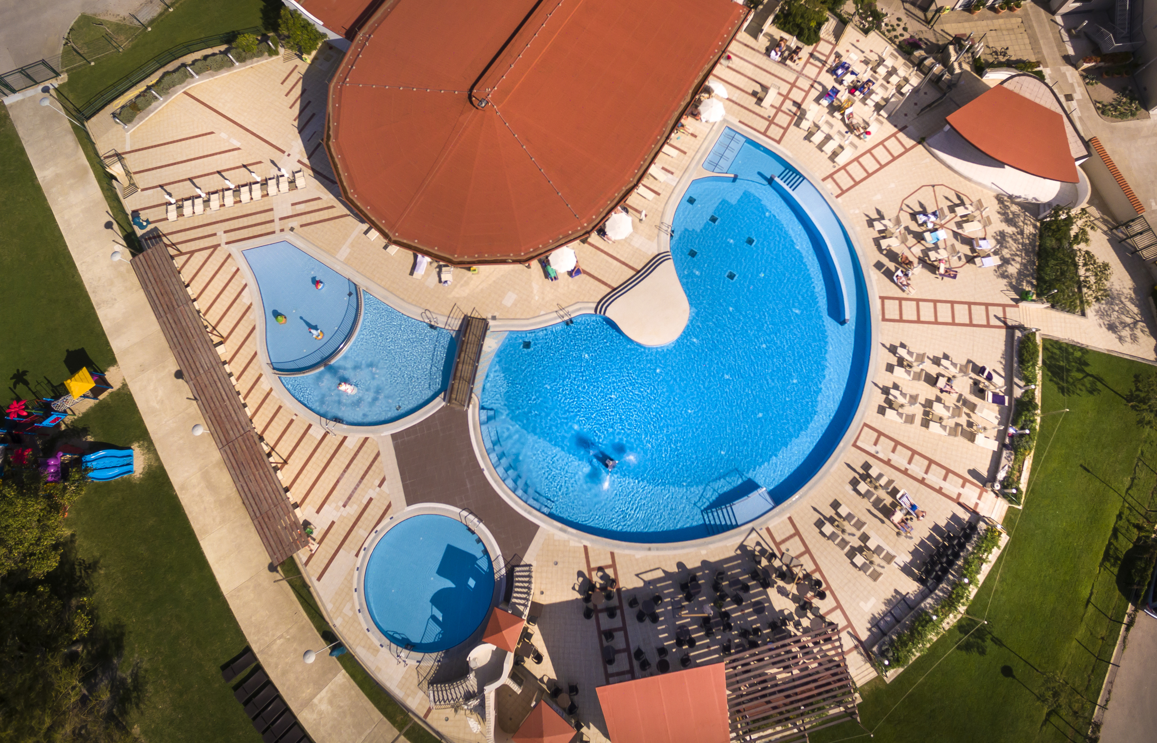 Sunny Baška Hotel by Valamar, ex. Corinthia – Zwembad van boven, Baška