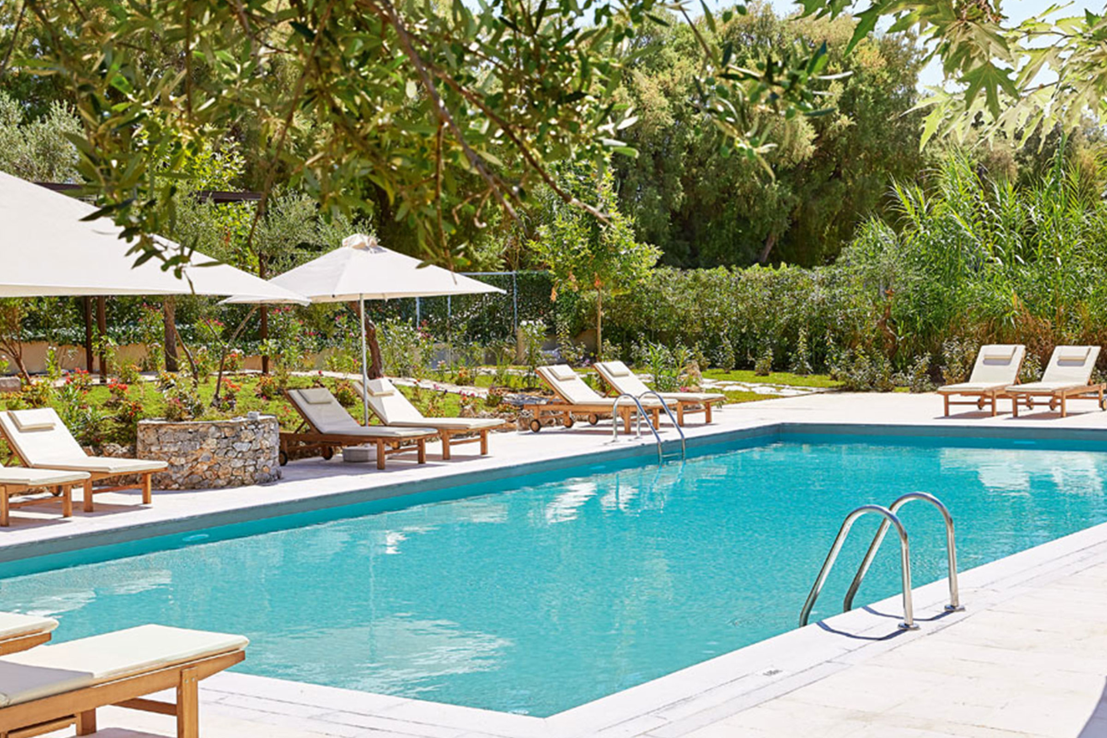 Grecotel Villa Oliva – Zwembad met ligbedden, Adelianos Kambos