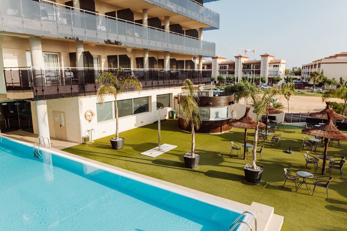 Thalasia Costa de Murcia – Zwembad met parasols en hotel, San Pedro del Pinatar