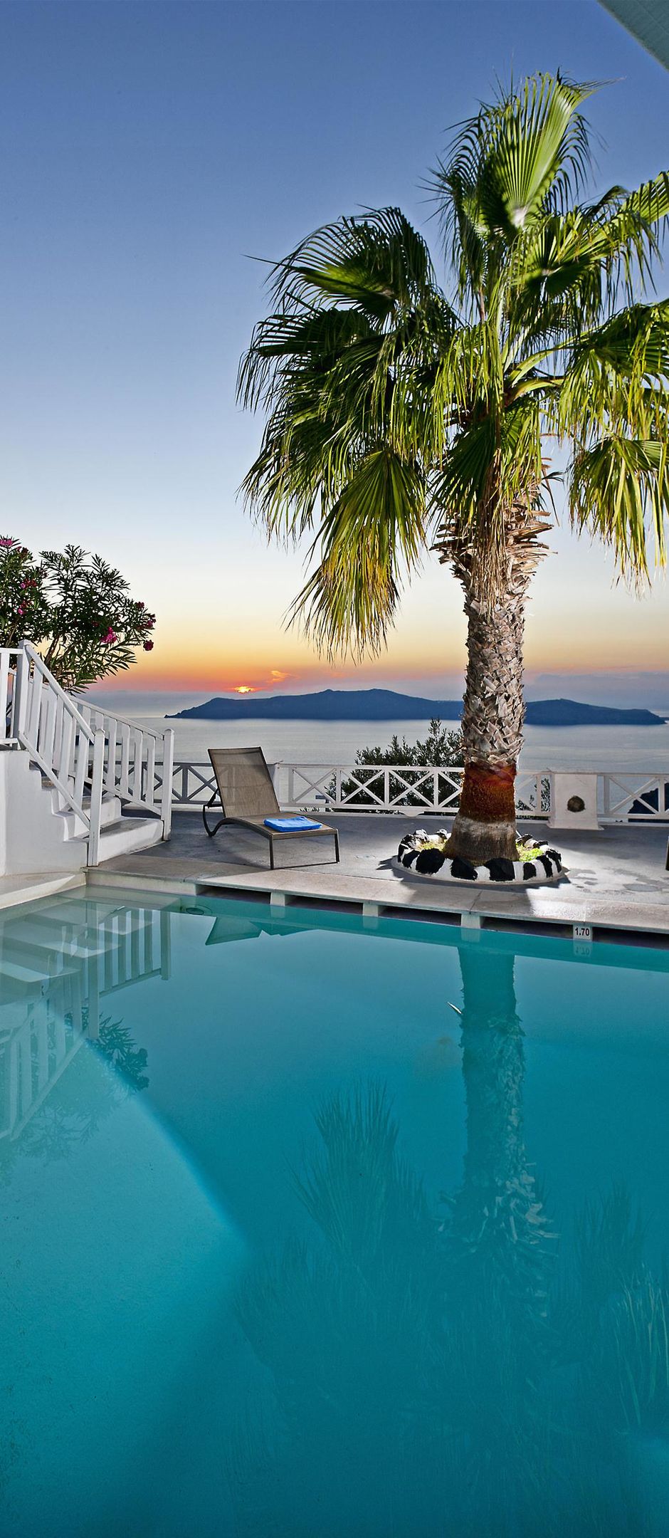 Cliff Side Suites Hotel – Zwembad bij zonsondergang, Firostefani