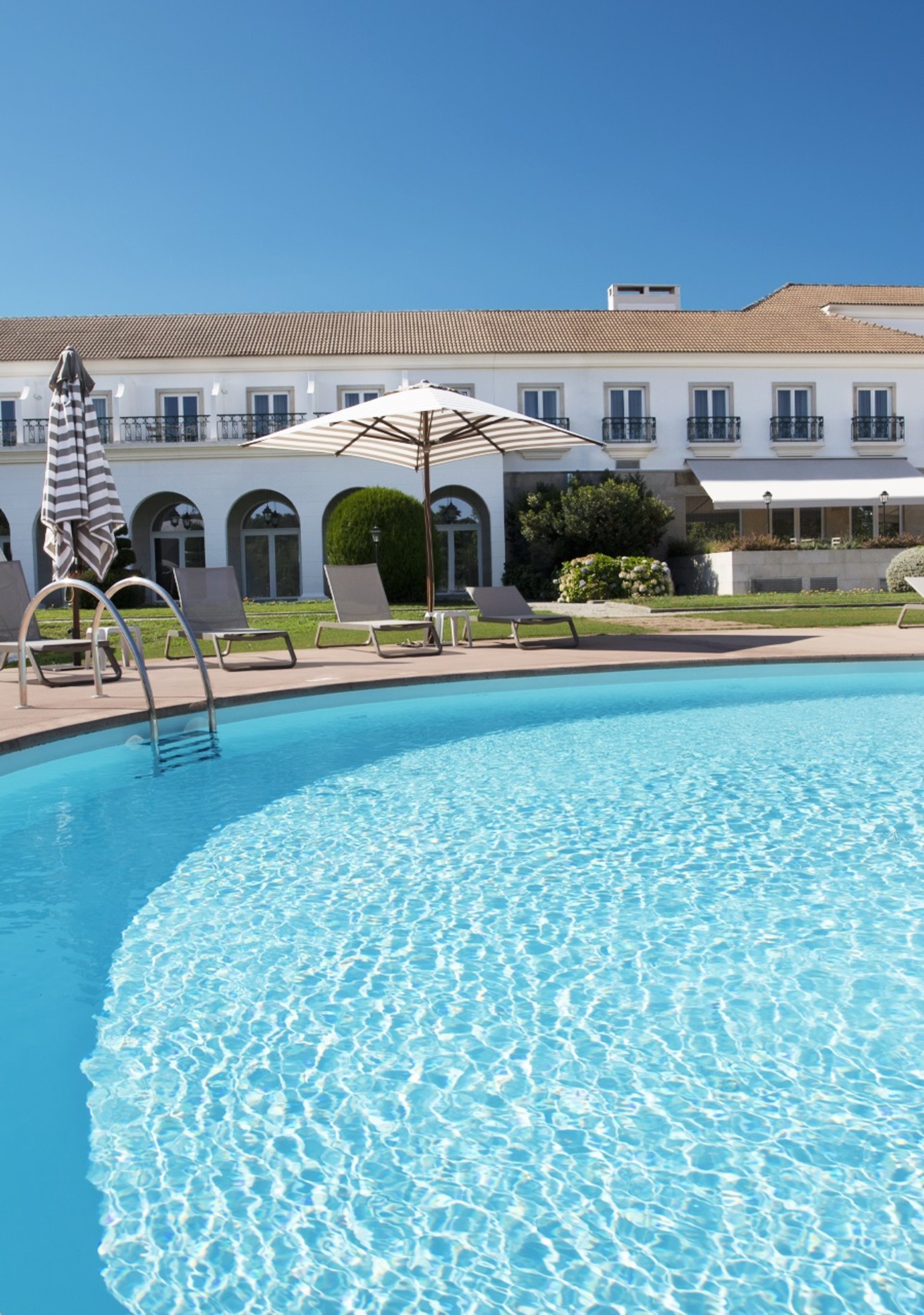 Montebelo Príncipe Perfeito Viseu Garden Hotel – Zwembad met ligstoelen, Viseu