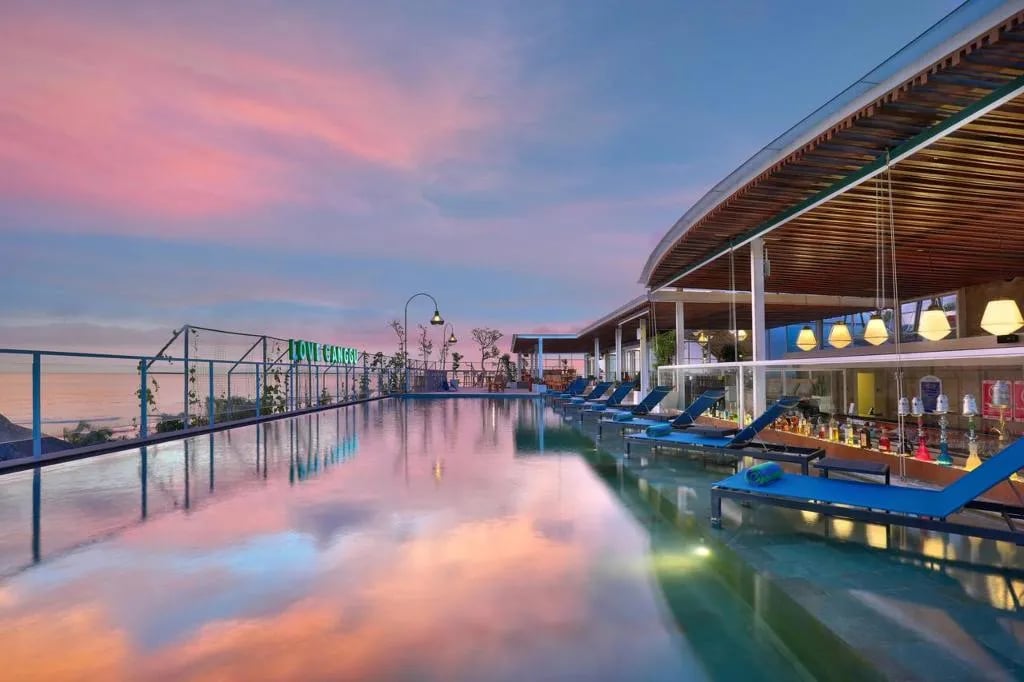 Aston Canggu Beach Resort – Dakzwembad bij zonsondergang, Canggu