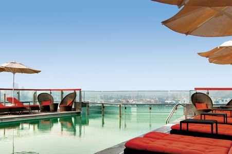 Golden Sands Hotel Creek – Dakzwembad met parasols, Dubai