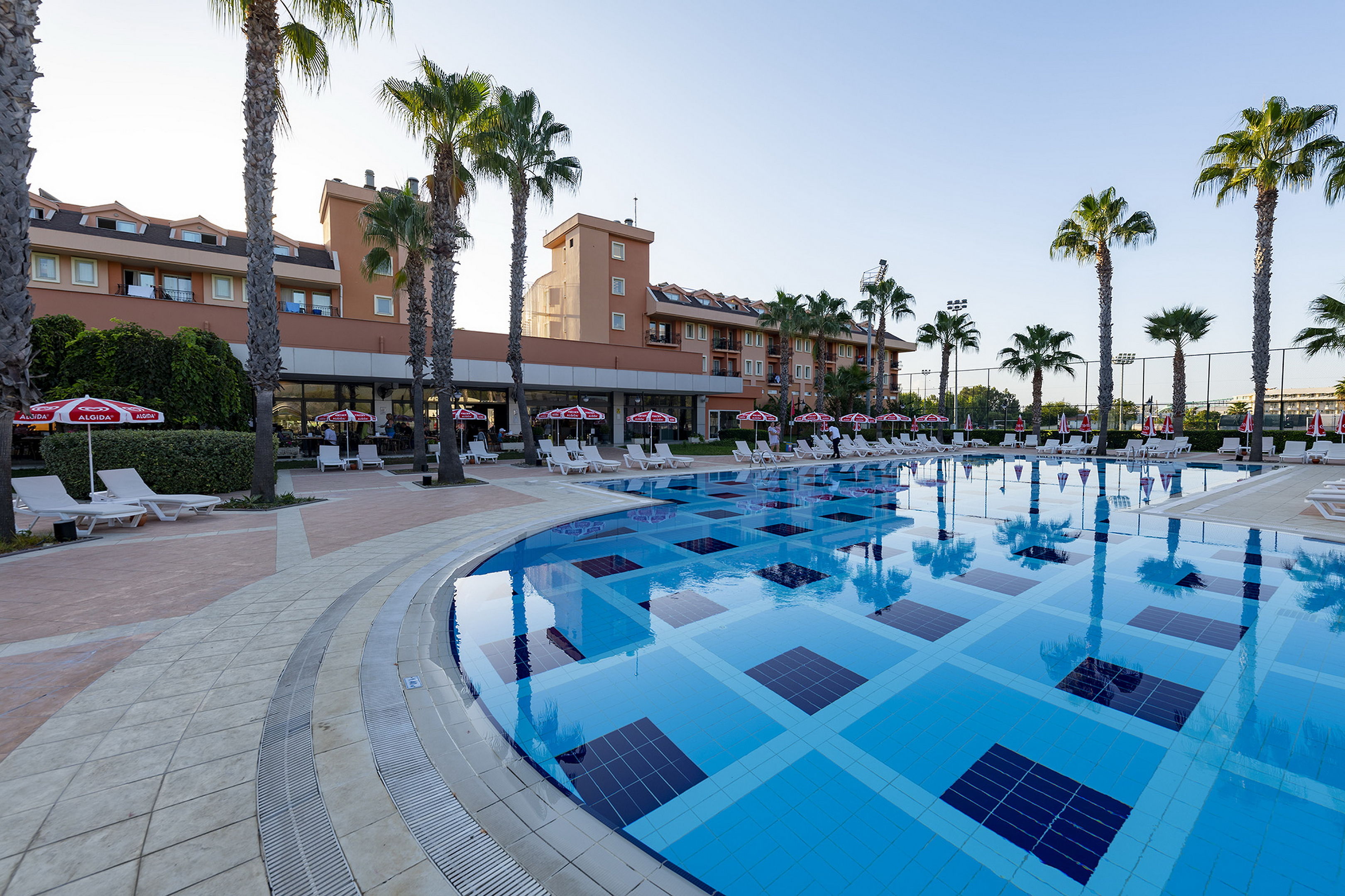 Viking Park Hotel & Spa – Zwembad met palmen, Kiris