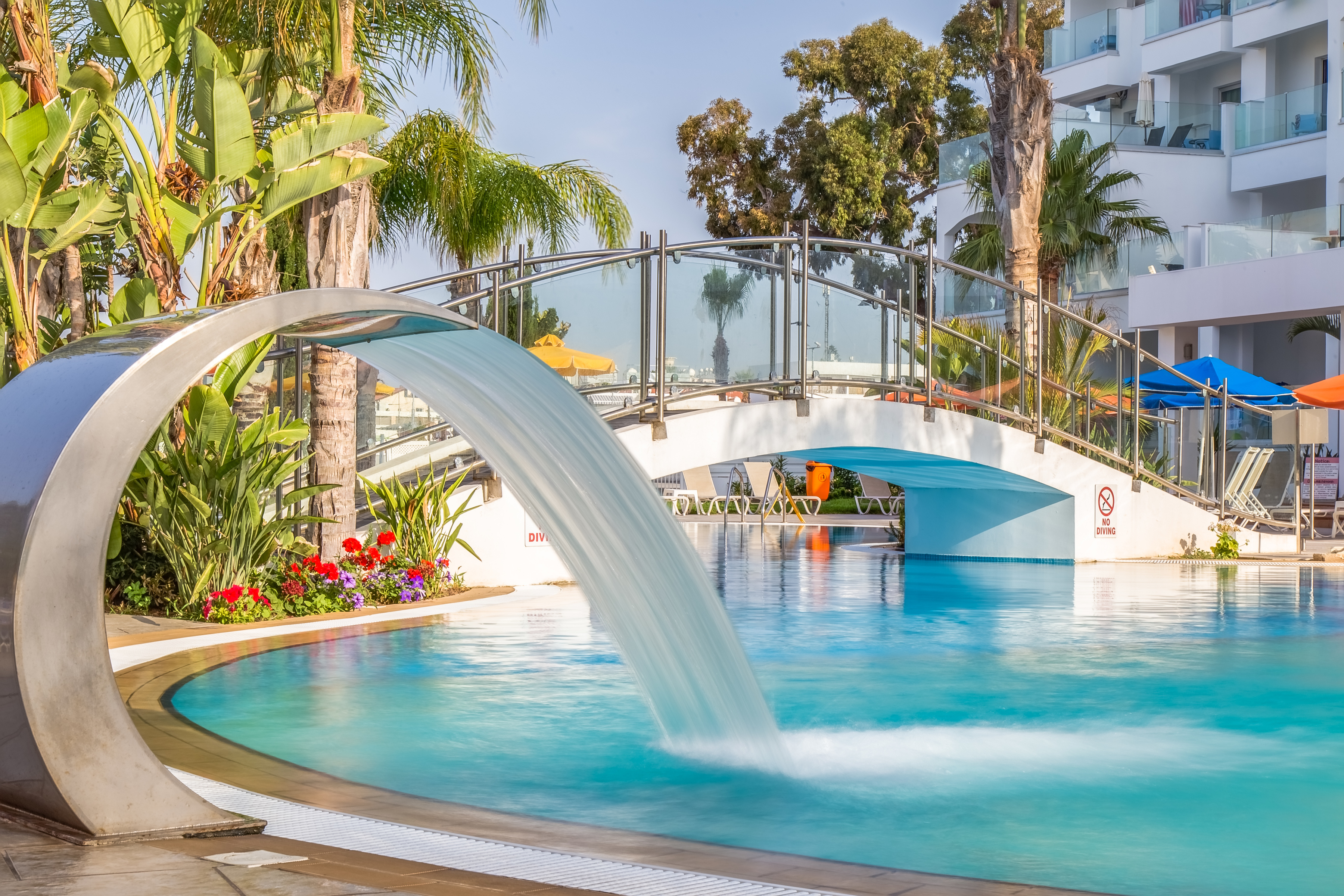 Anesis Hotel – Zwembad met brug en waterval, Ayia Napa