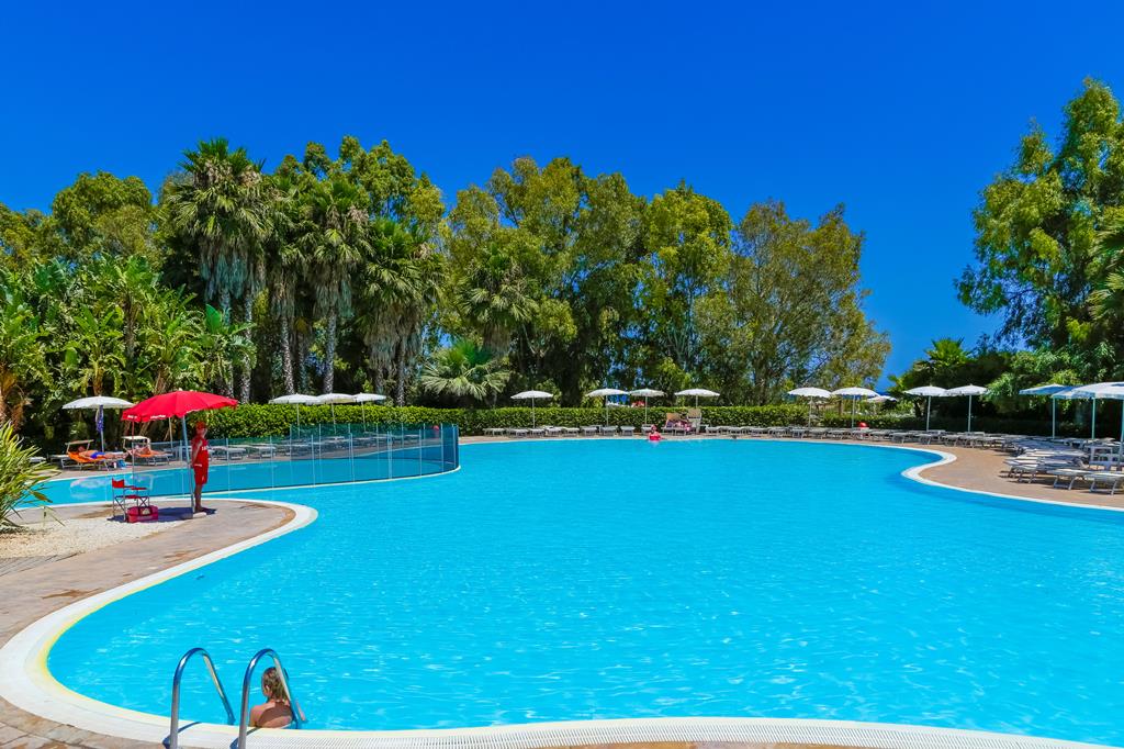 VOI Arenella Resort – Zwembad met palmen, Siracusa