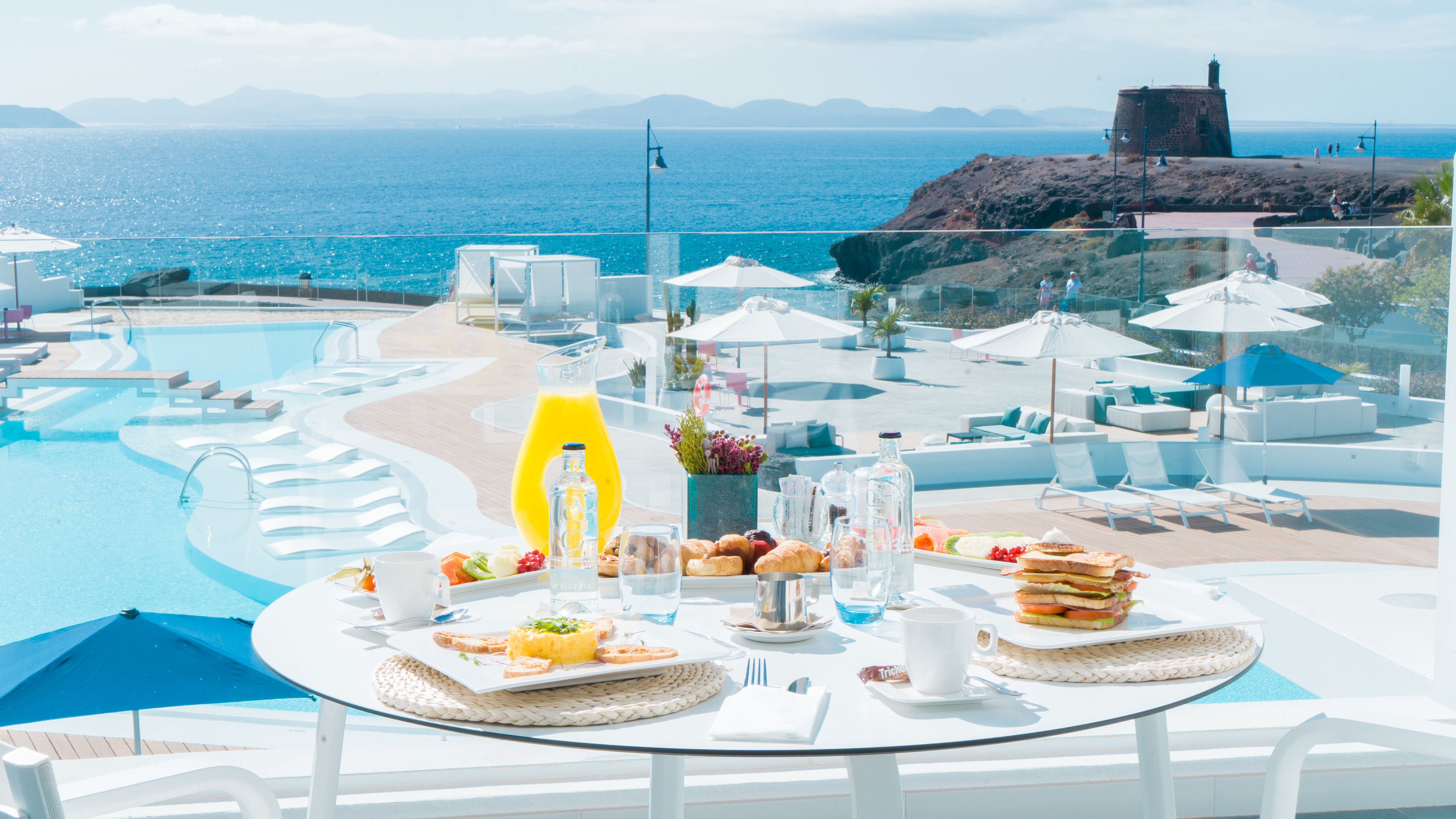 CalaLanzarote Suite Hotel – Ontbijt aan het zwembad, Playa Blanca