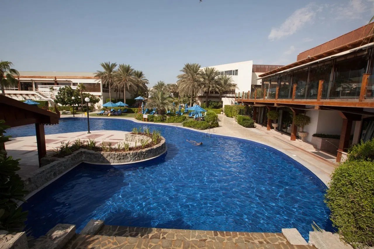 Dubai Marine Beach Resort & Spa – Zwembad met palmen, Dubai