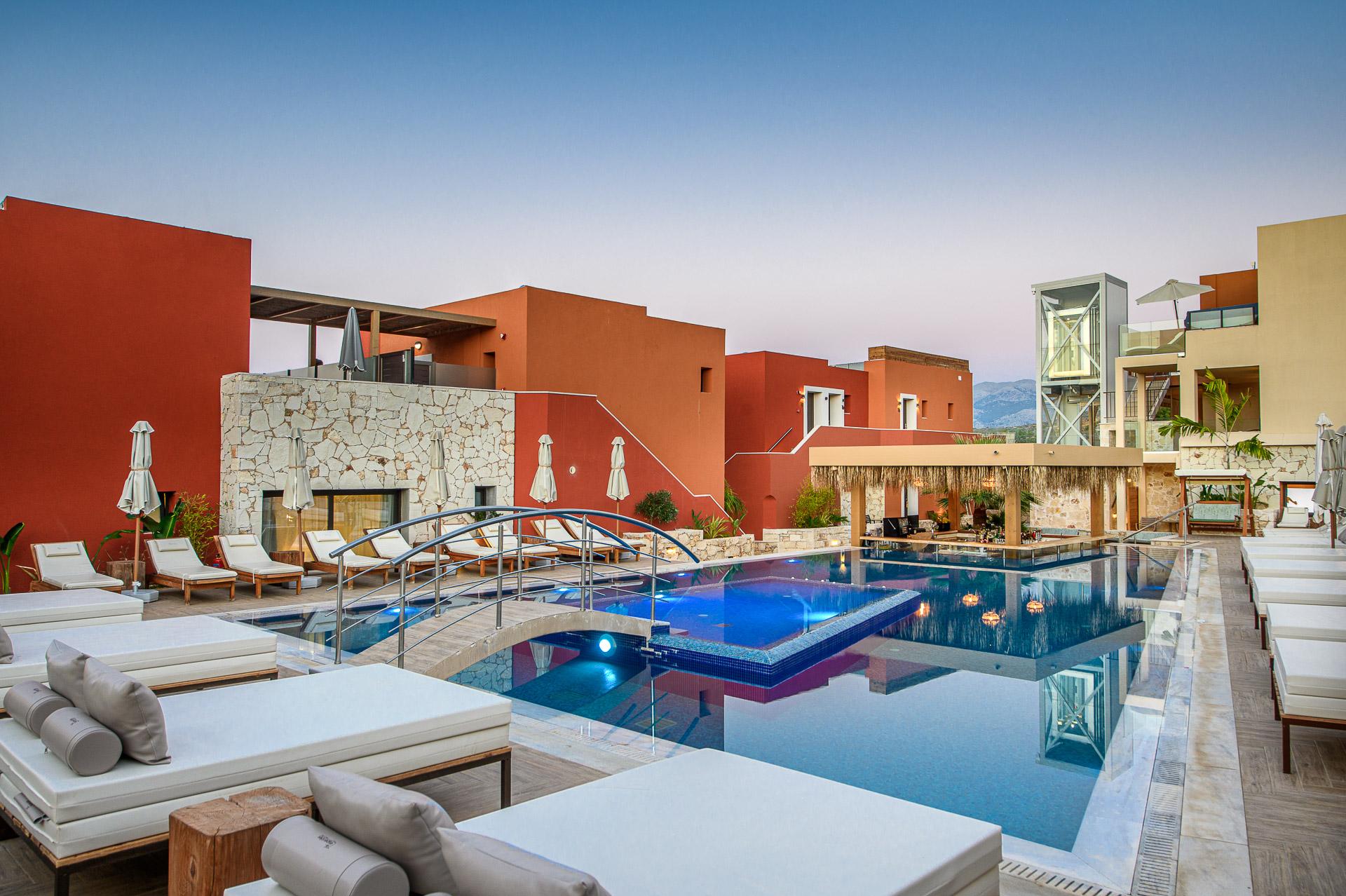 Esperides Resort Crete – Zwembad bij schemering, Koutouloufari