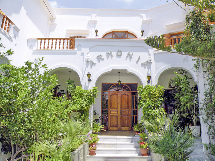 Hotel Armonia – Entree met tuin, Kamari