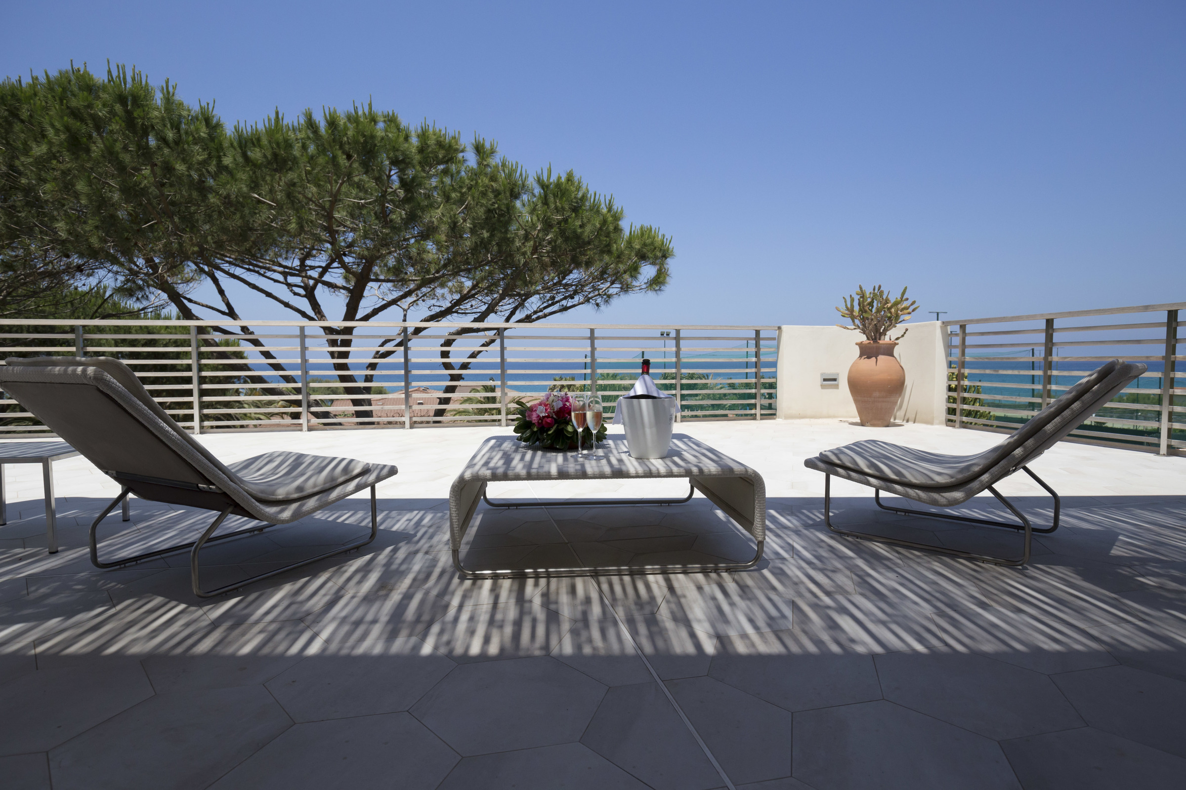 Baia del Sole Resort – Terras met ligstoelen, Capo Vaticano