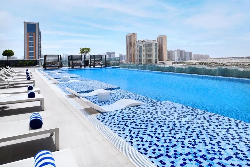 Mövenpick Hotel Jumeirah Village Triangle – Dakzwembad met ligbedden, Dubai