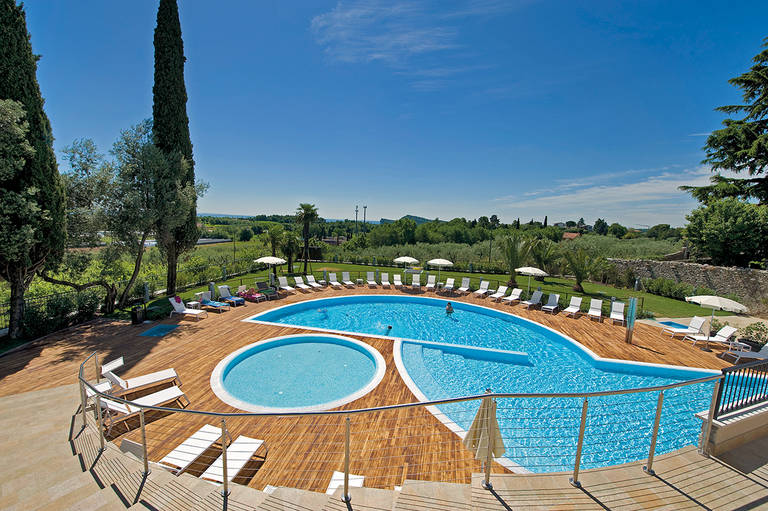 Hotel Villa Luisa Resort – Zwembad met ligbedden, San Felice del Benaco