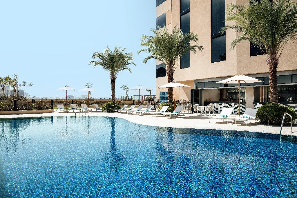 Holiday Inn & Suites Dubai Science Park – Zwembad met ligbedden, Dubai