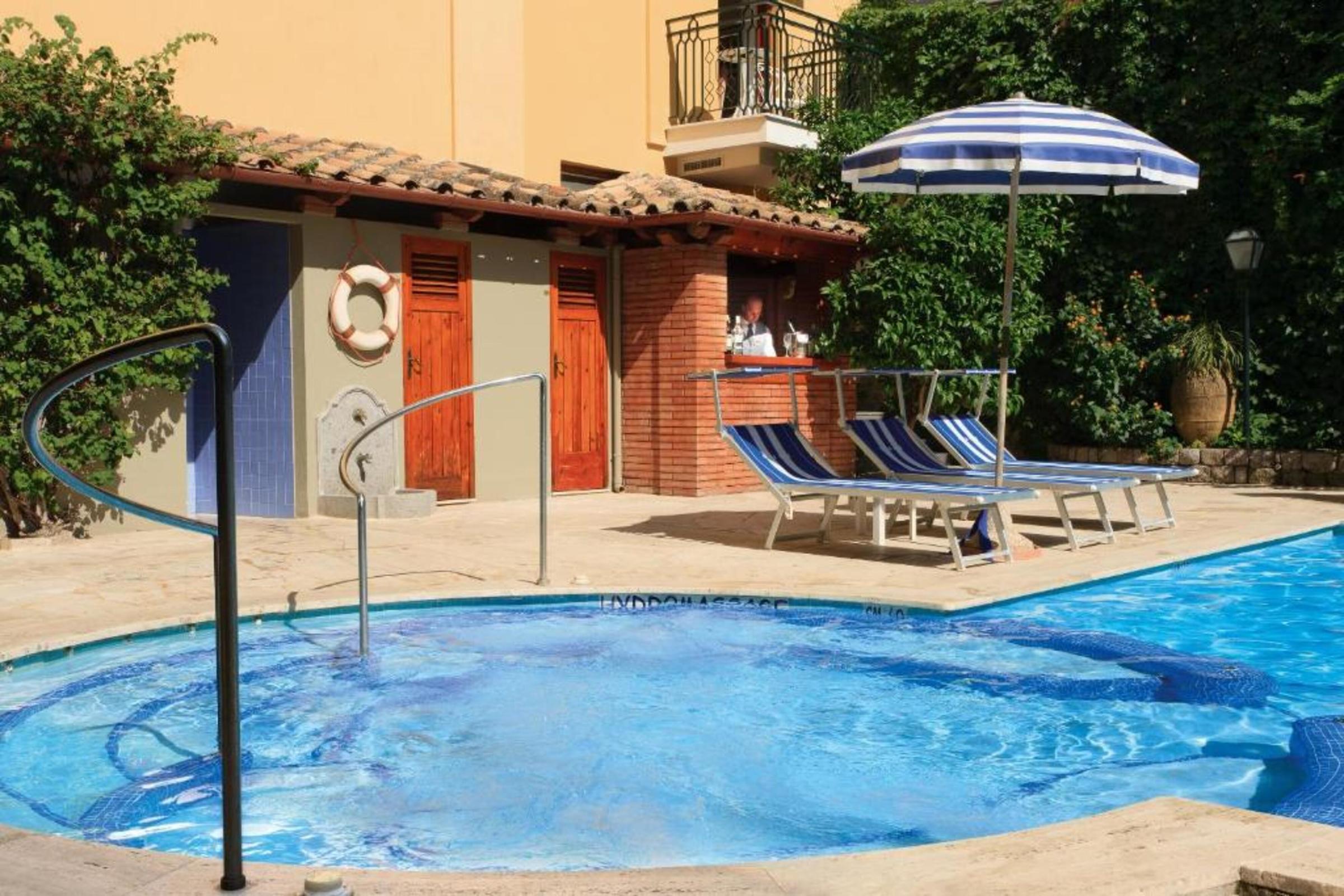 Grand Hotel de la Ville – Zwembad met cabines, Sorrent, Napels