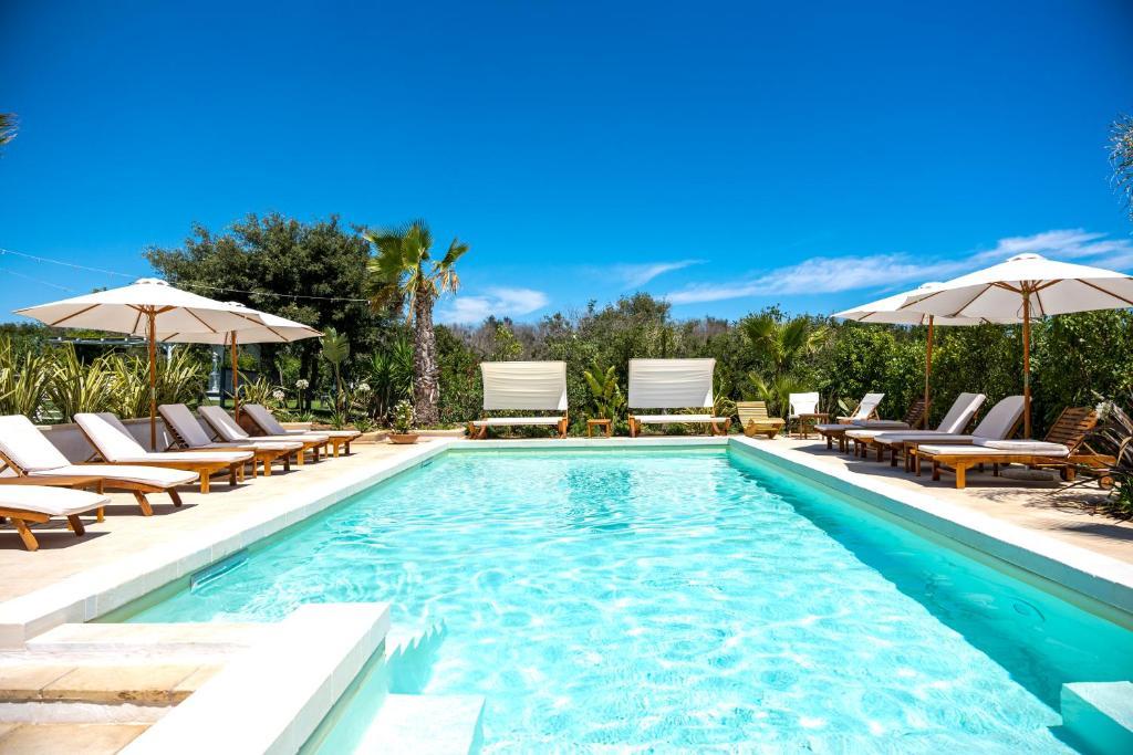 Tenuta Centoporte Resort Hotel – Zwembad met ligbedden, Giurdignano