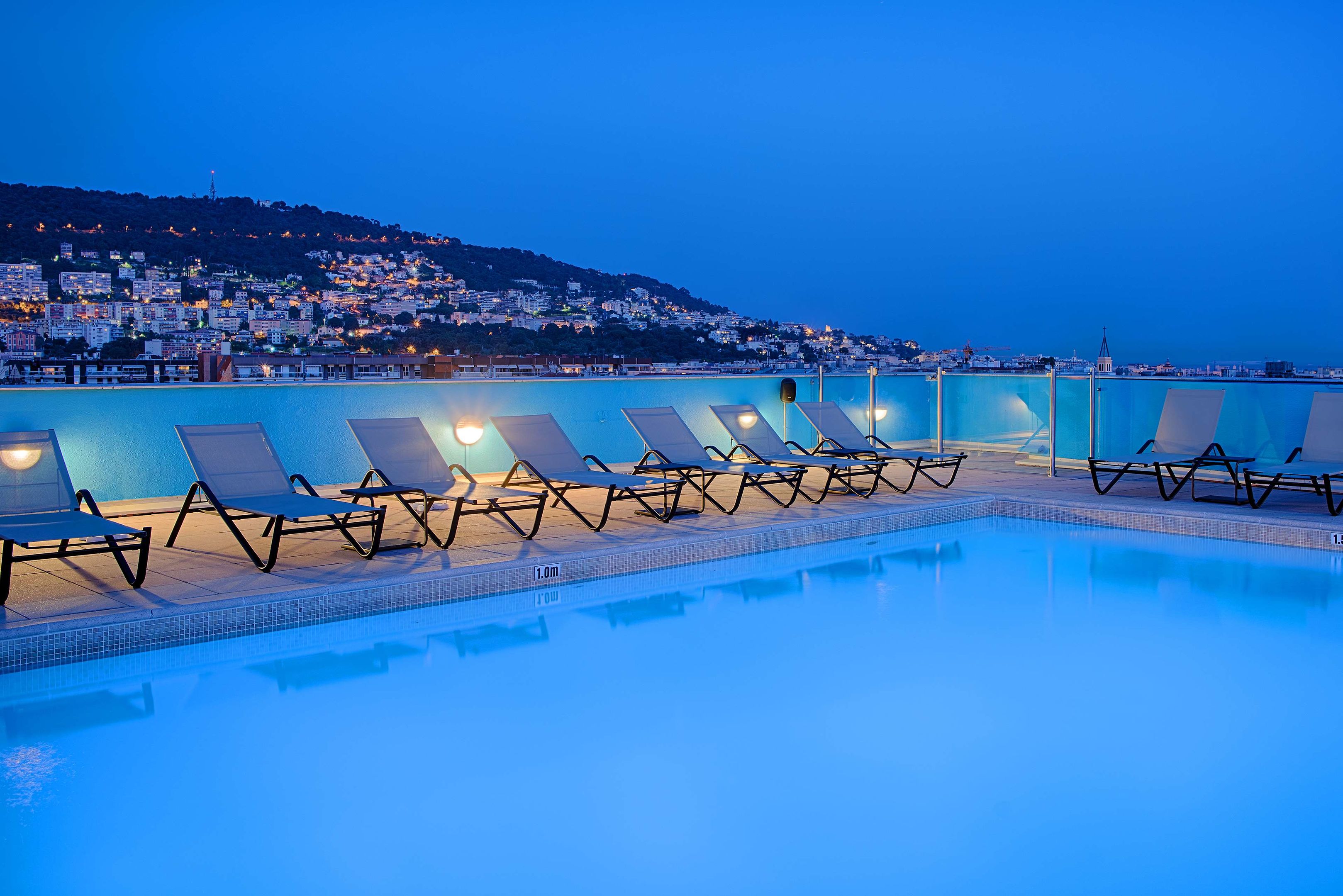NH Nice – Dakzwembad bij avond, Nice