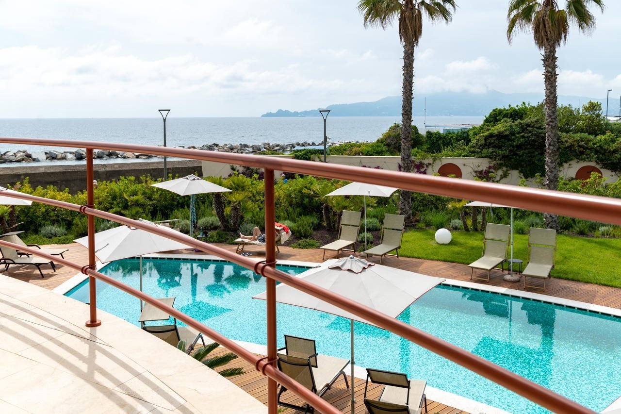 Grand Hotel Torre Fara – Zwembad met ligbedden, Chiavari