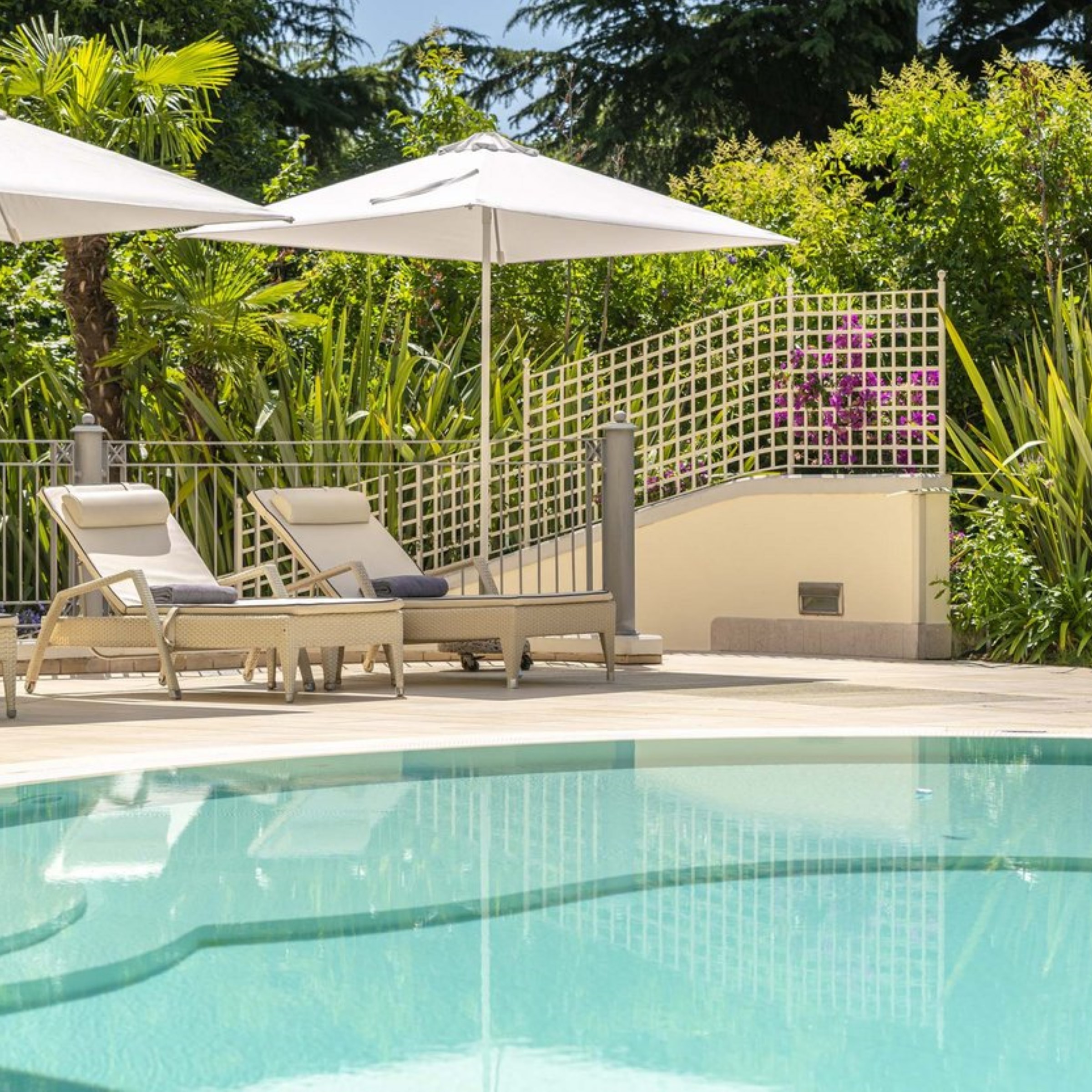 Villa Rosa – Zwembad met ligbedden, Desenzano del Garda