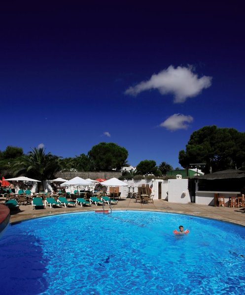Pinos Playa Hotel – Zwembad met ligbedden, Cala Santanyí