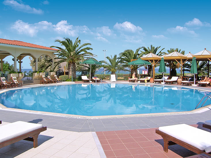 Possidi Holidays – Zwembad met parasols, Possidi