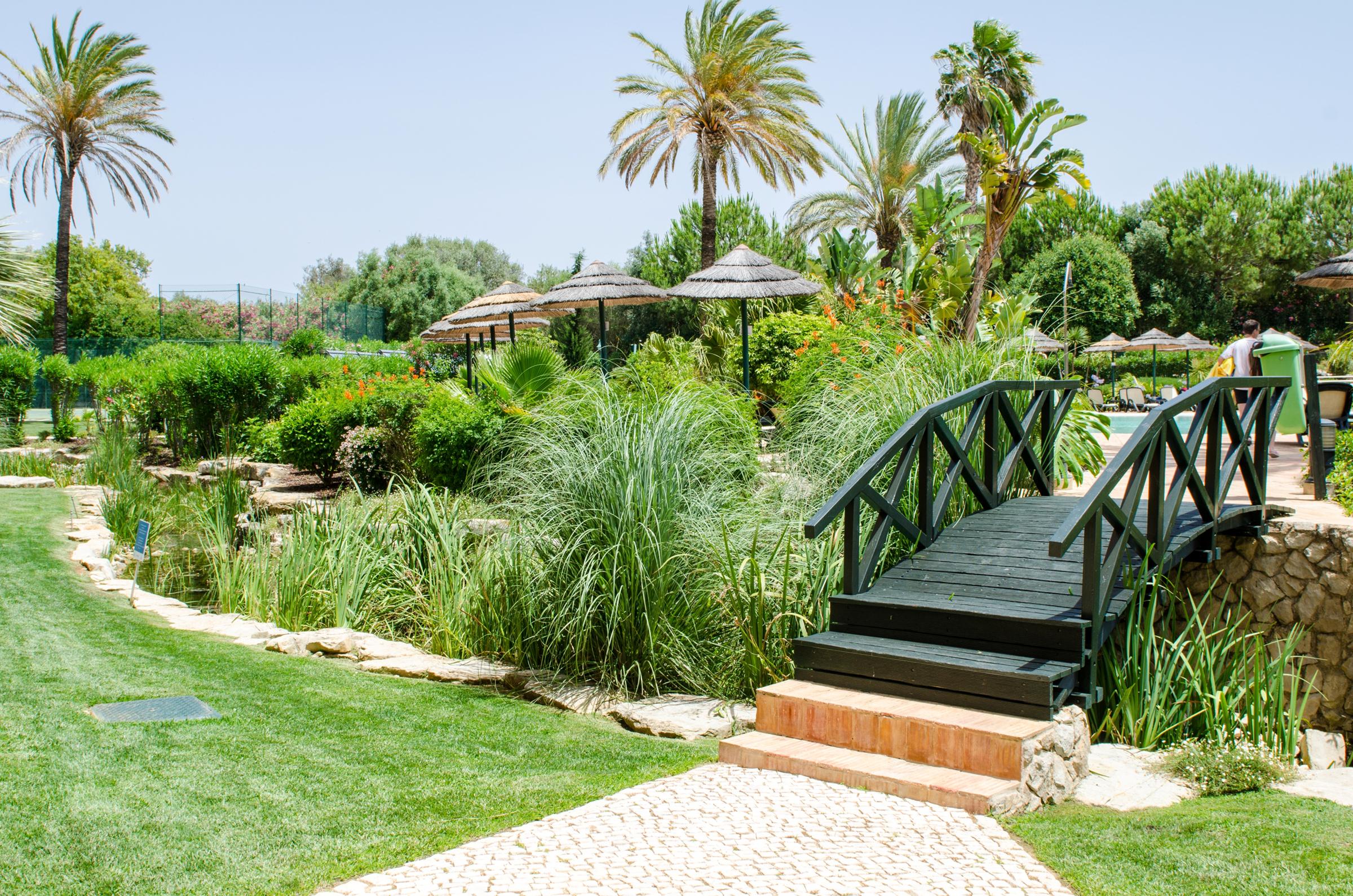 Jardim Da Meia Praia – Tuin met bruggetje, Lagos
