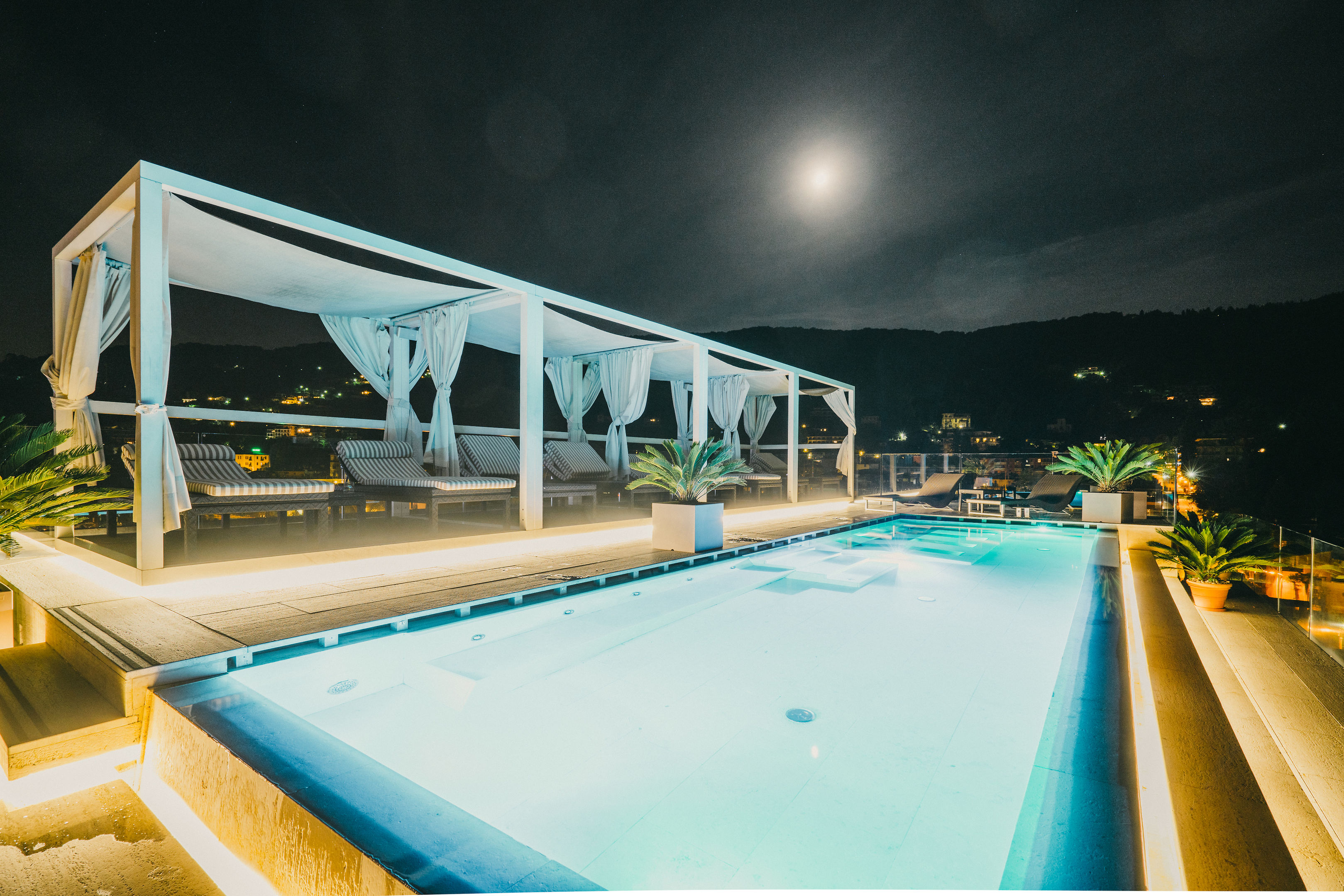 Hotel La Palma – Zwembad bij nacht, Stresa