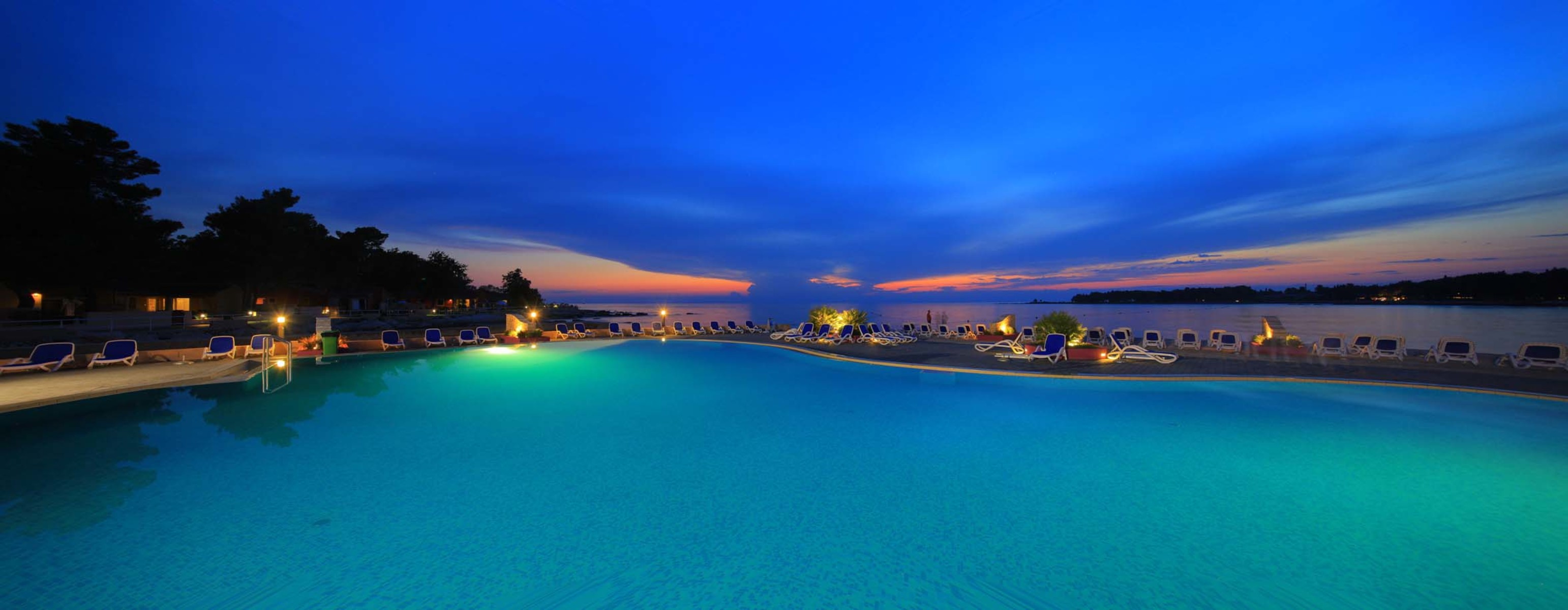 Appartementen Amfora Plava Laguna – Zwembad bij zonsondergang, Umag