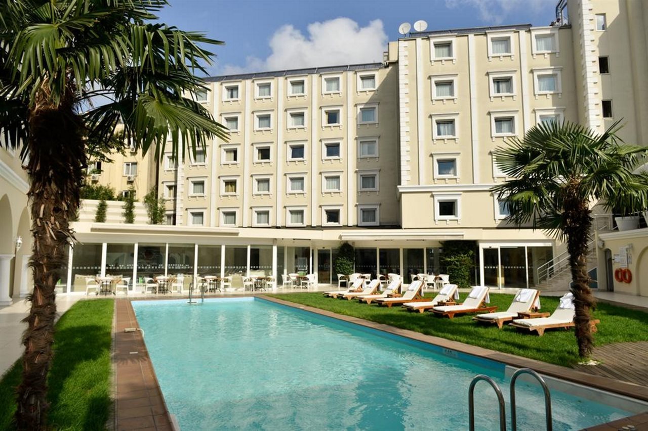 Holiday Inn Istanbul City – Zwembad bij hotel, Istanbul