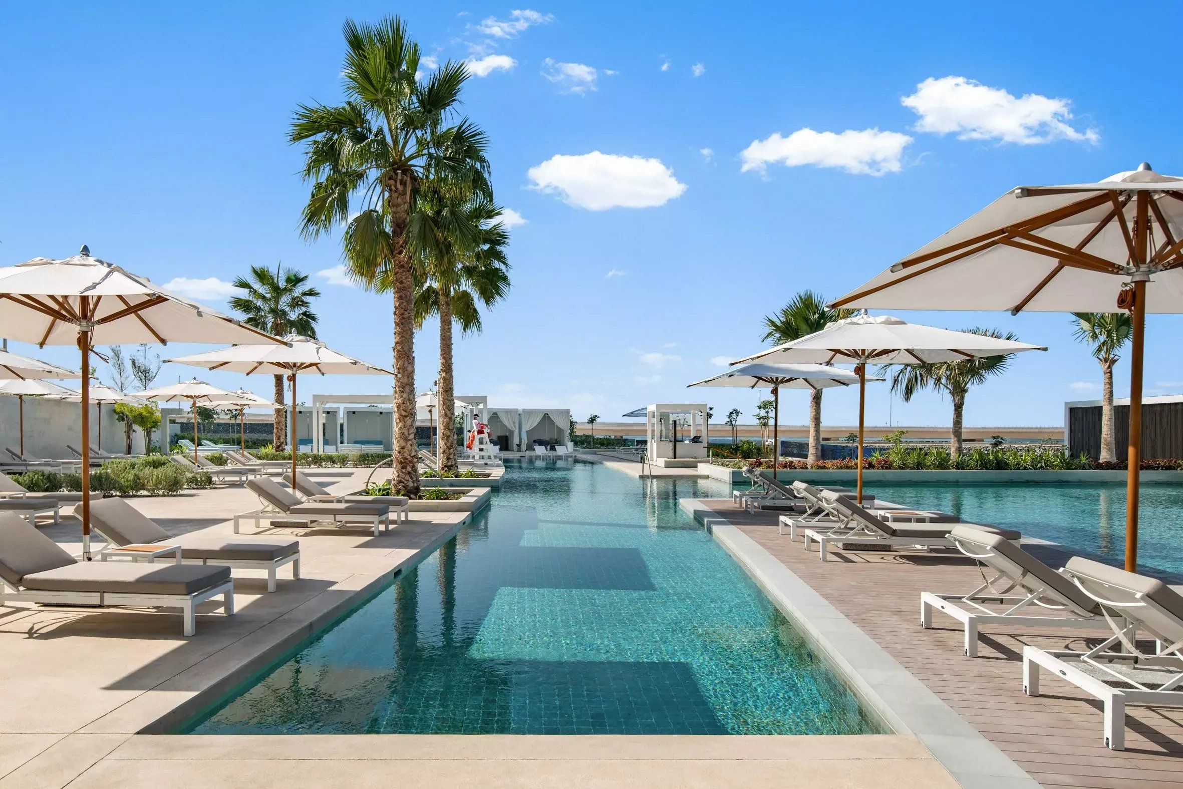 Address Beach Resort – Zwembad met parasols, Dubai