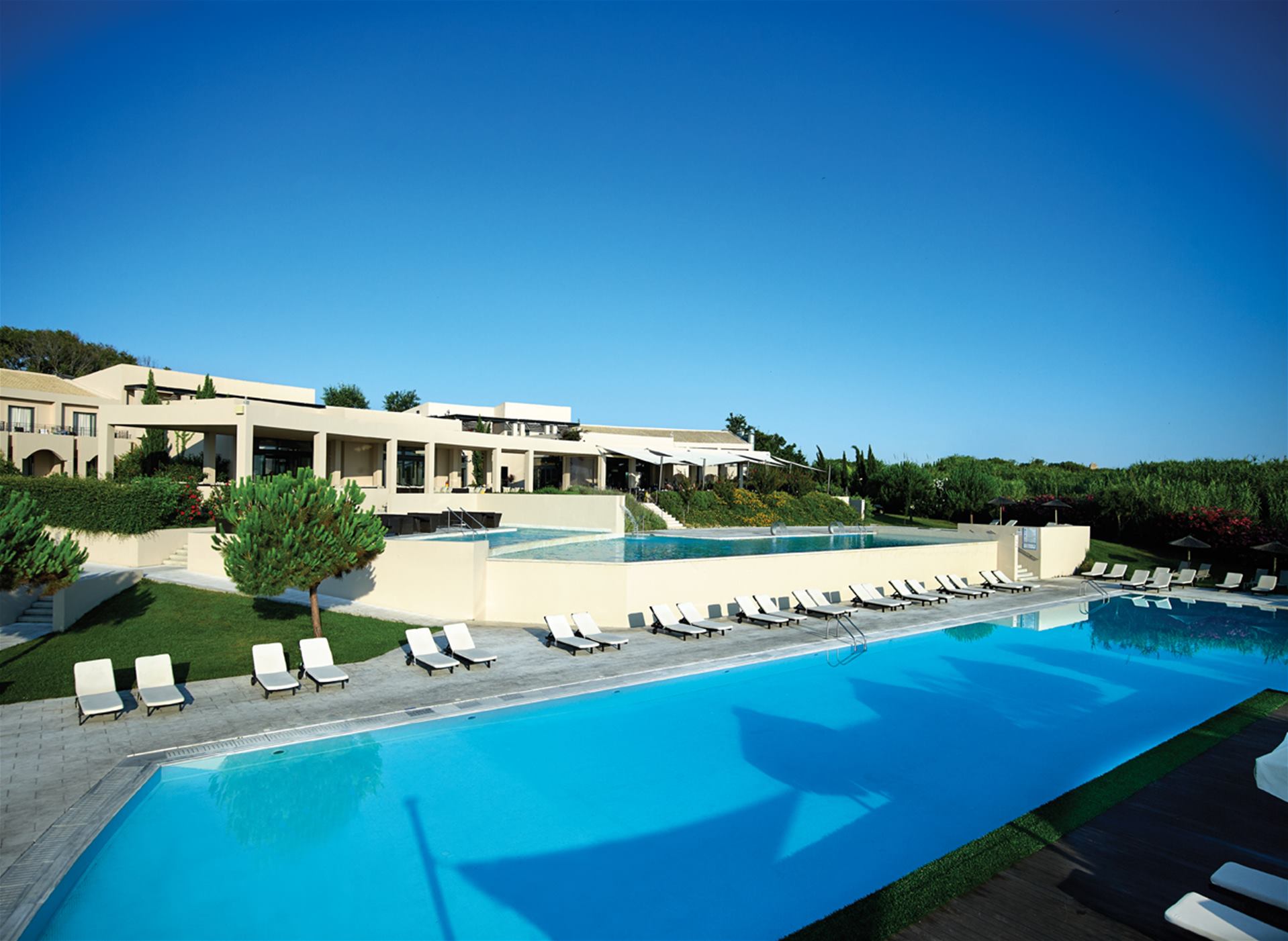 Atlantica Eleon Grand Resort & Spa – Zwembad met ligbedden, Tragaki