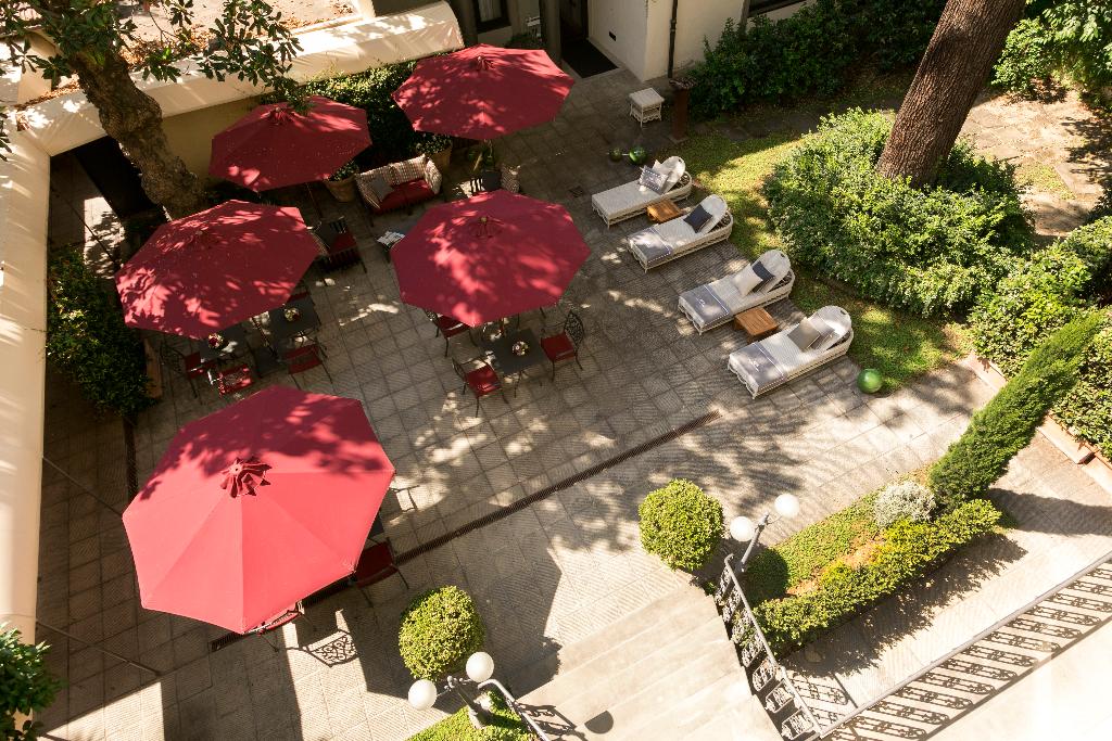 Hotel Boutique Palazzo Lorenzo – Tuin met rode parasols, Florence