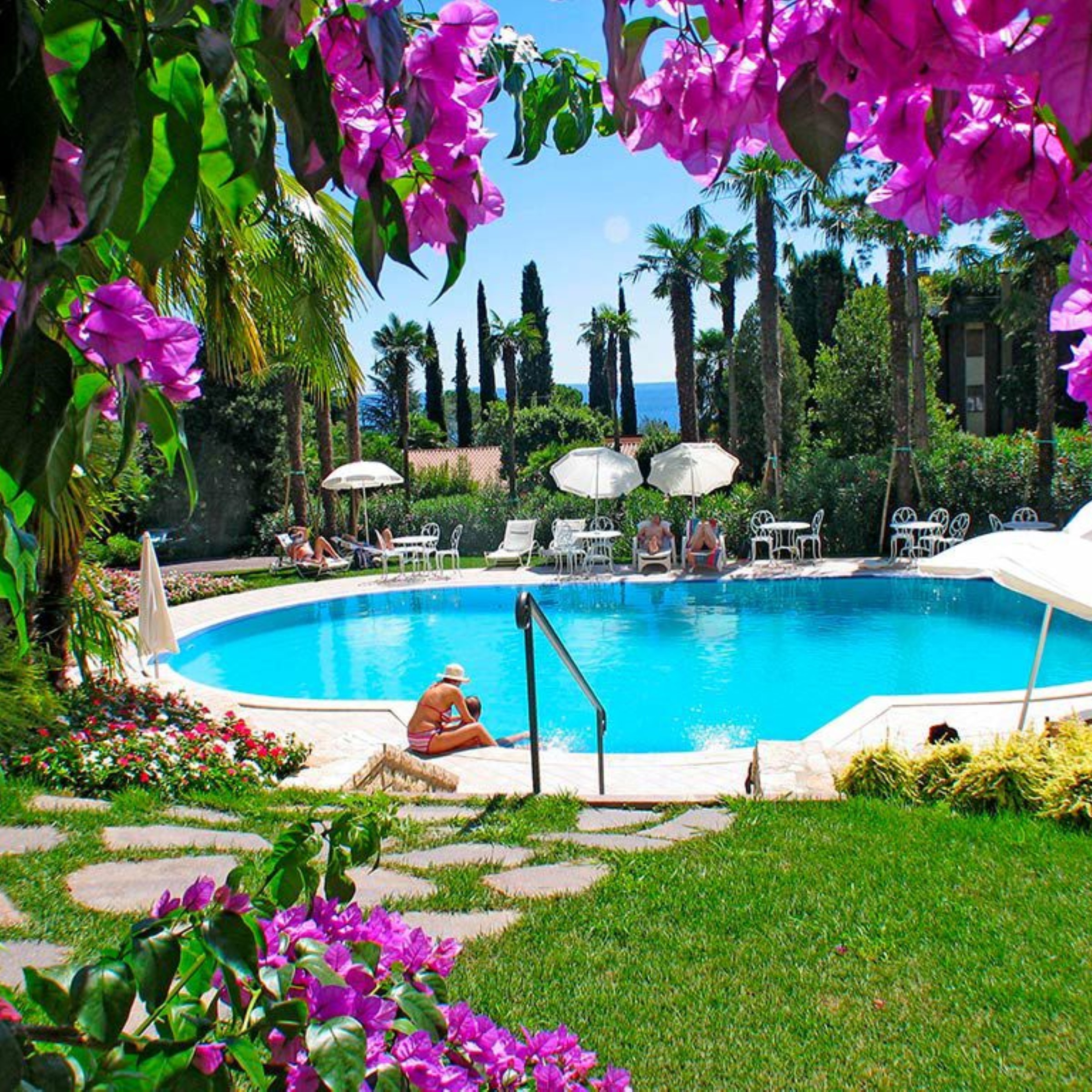 Villa Sofia – Zwembad met bloemen, Gardone Riviera