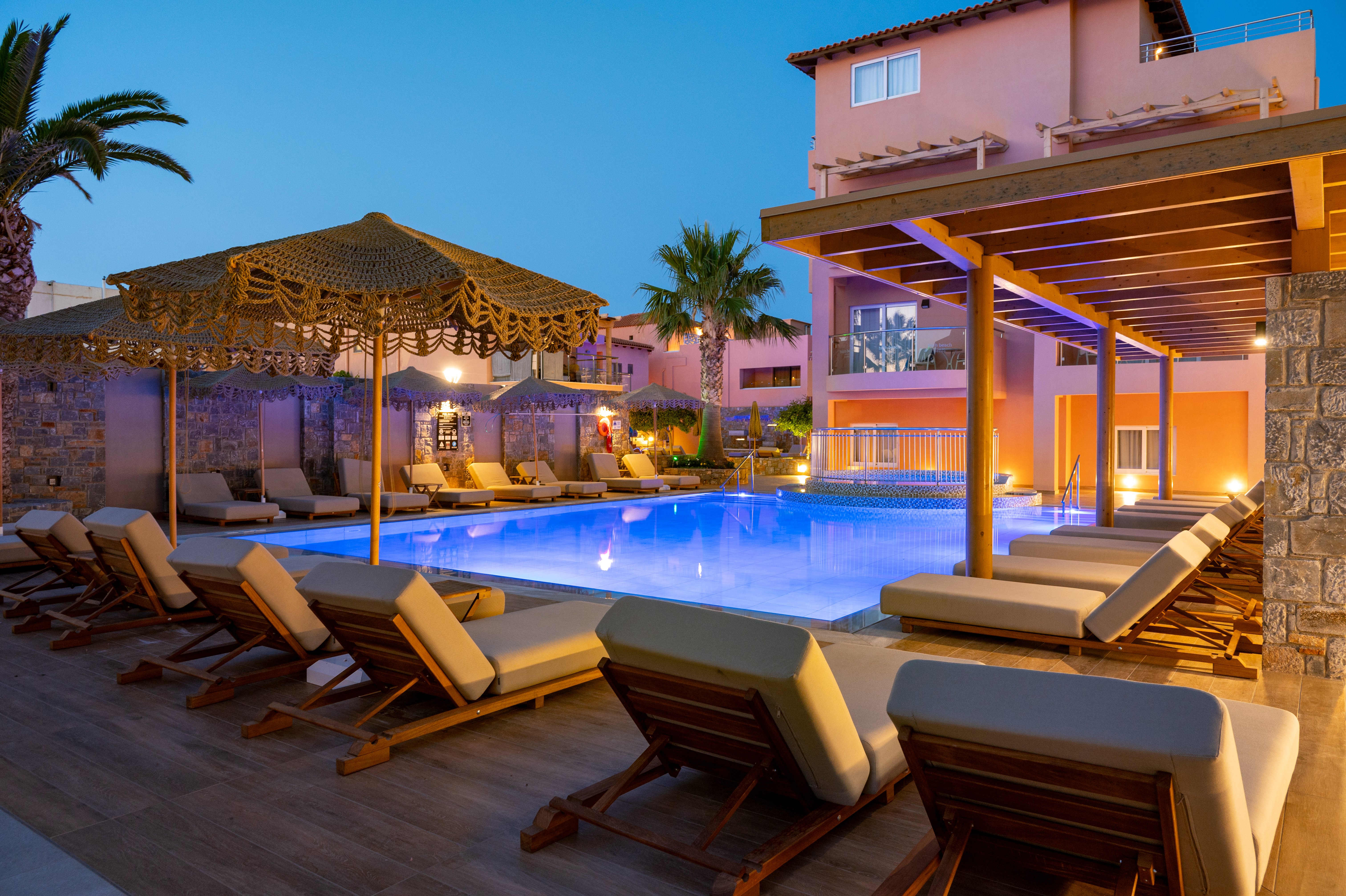 High Beach – Zwembad bij avond, Malia