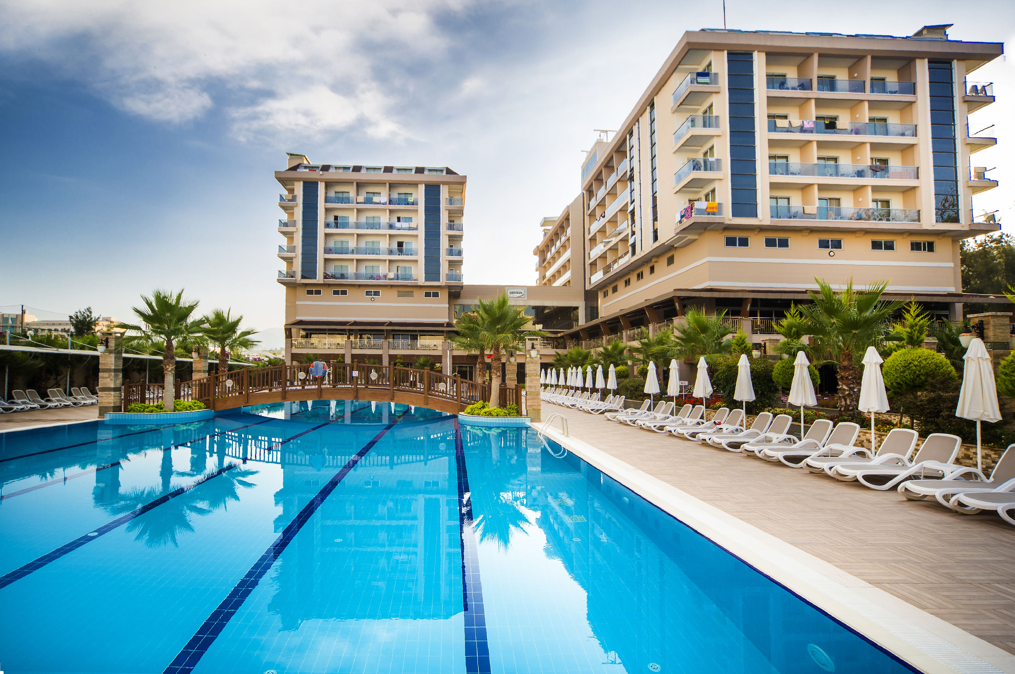 Dizalya Palm Garden – Zwembad met ligbedden, Konakli