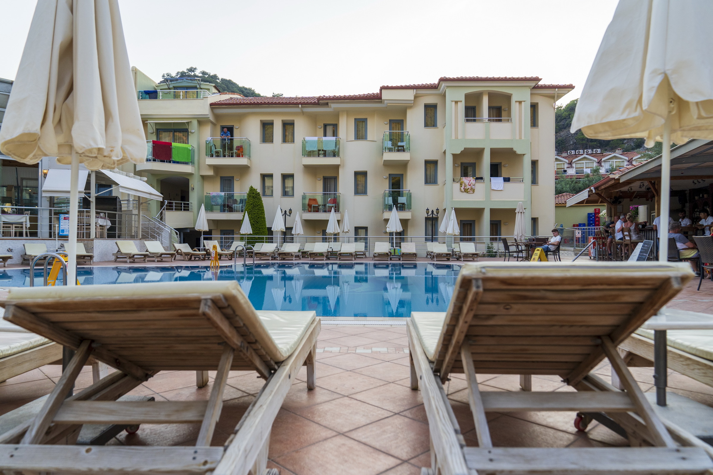 Belcehan Hotel – Ligbedden bij zwembad, Ölüdeniz