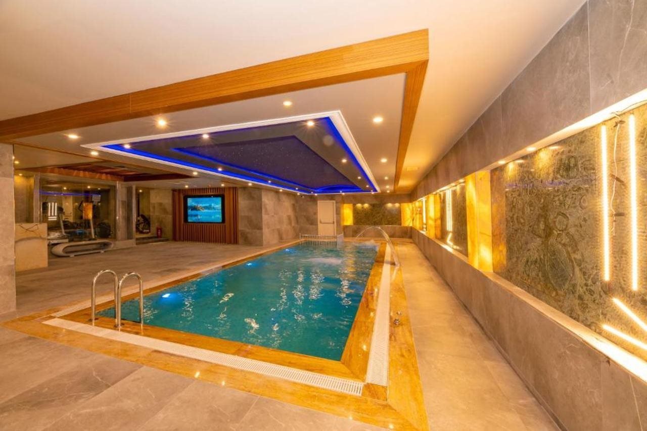 Ramada by Wyndham Istanbul Pera – Binnenzwembad met lichtjes, Istanbul
