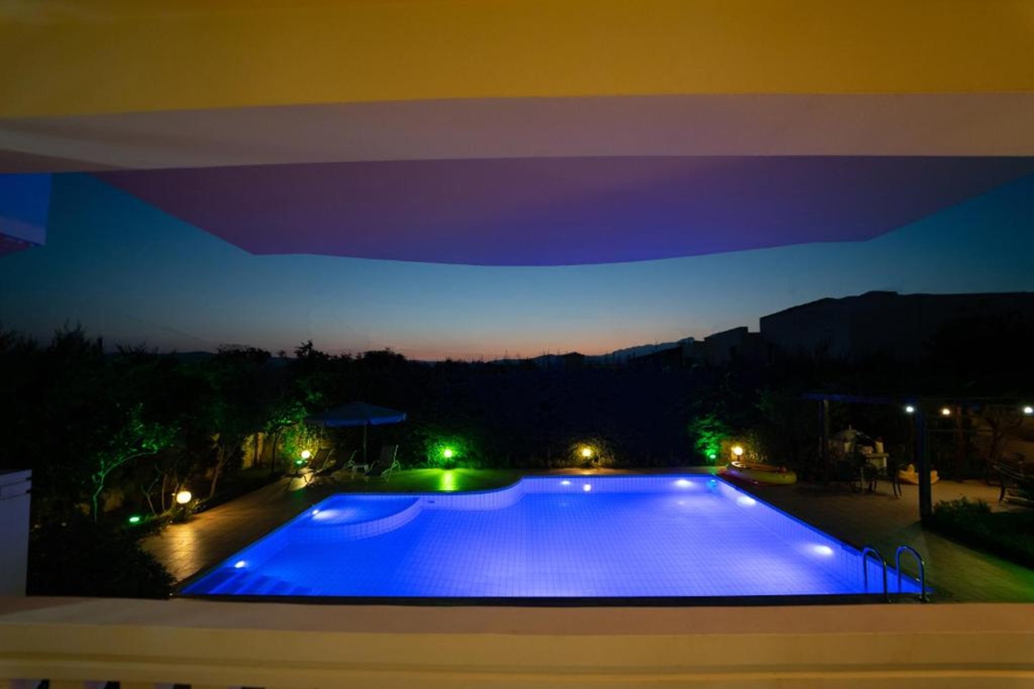 Golden Rose Suites – Zwembad bij avondlicht, Chania-Kamisiana