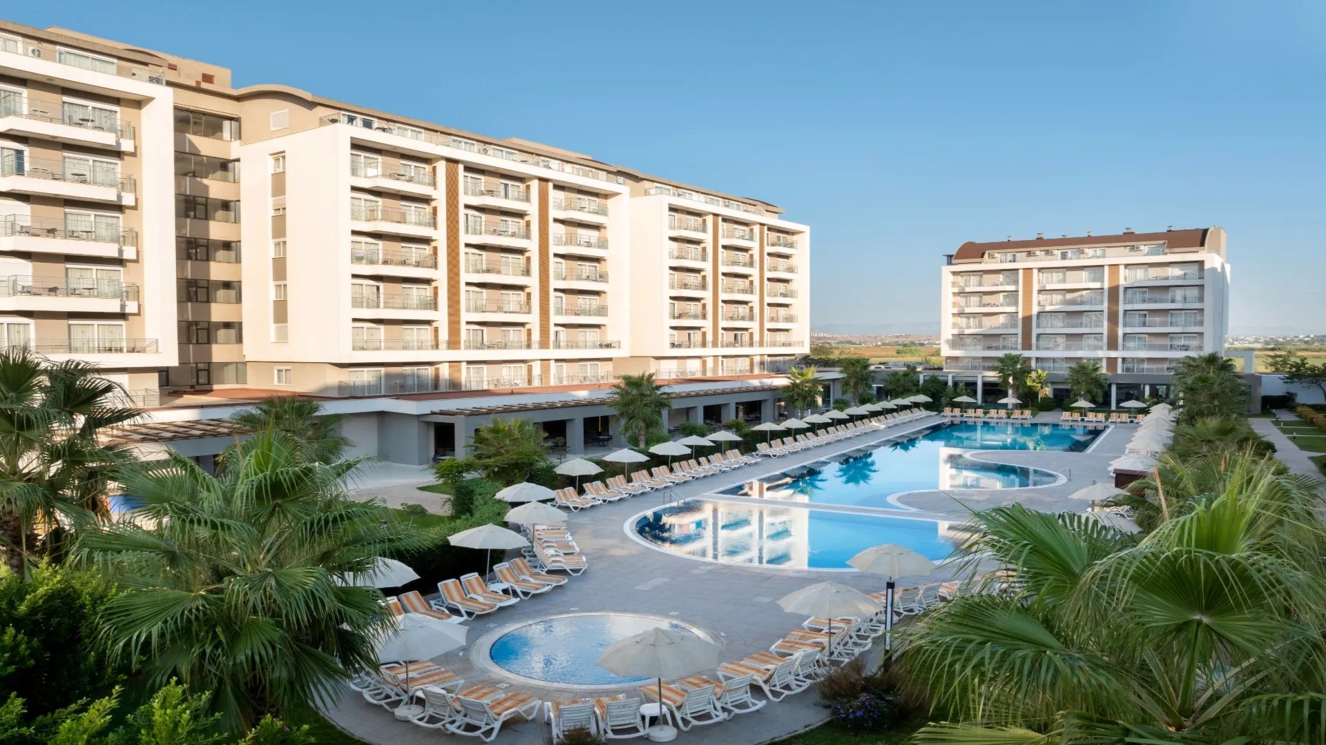 Greenwood Suites Resort – Zwembad met palmen, Lara Beach