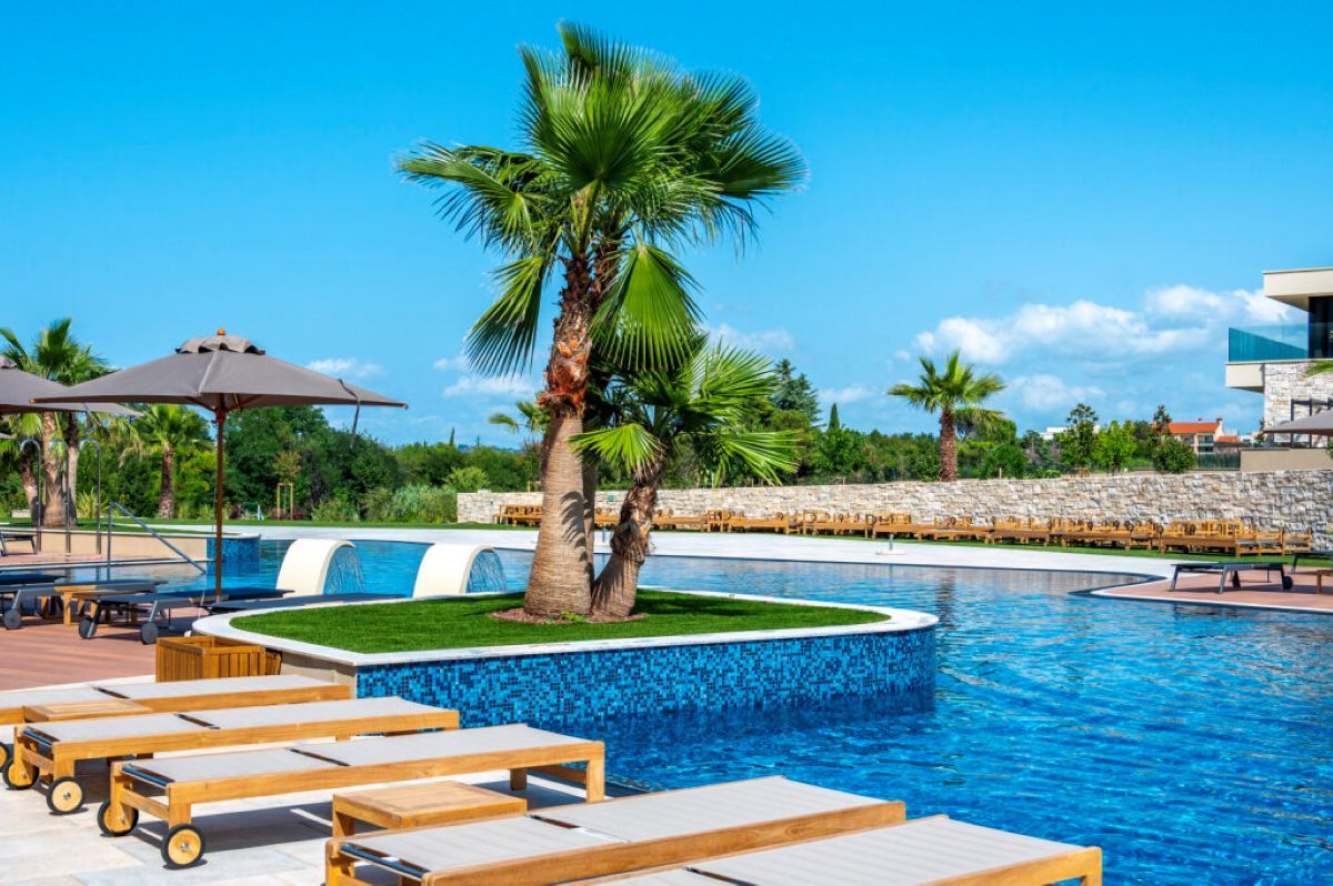 Petram Resort & Residences – Zwembad met ligbedden, Crveni Vrh
