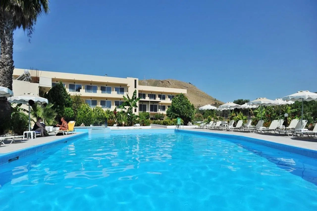 Olive Garden Hotel – Zwembad onder blauwe lucht, Lardos