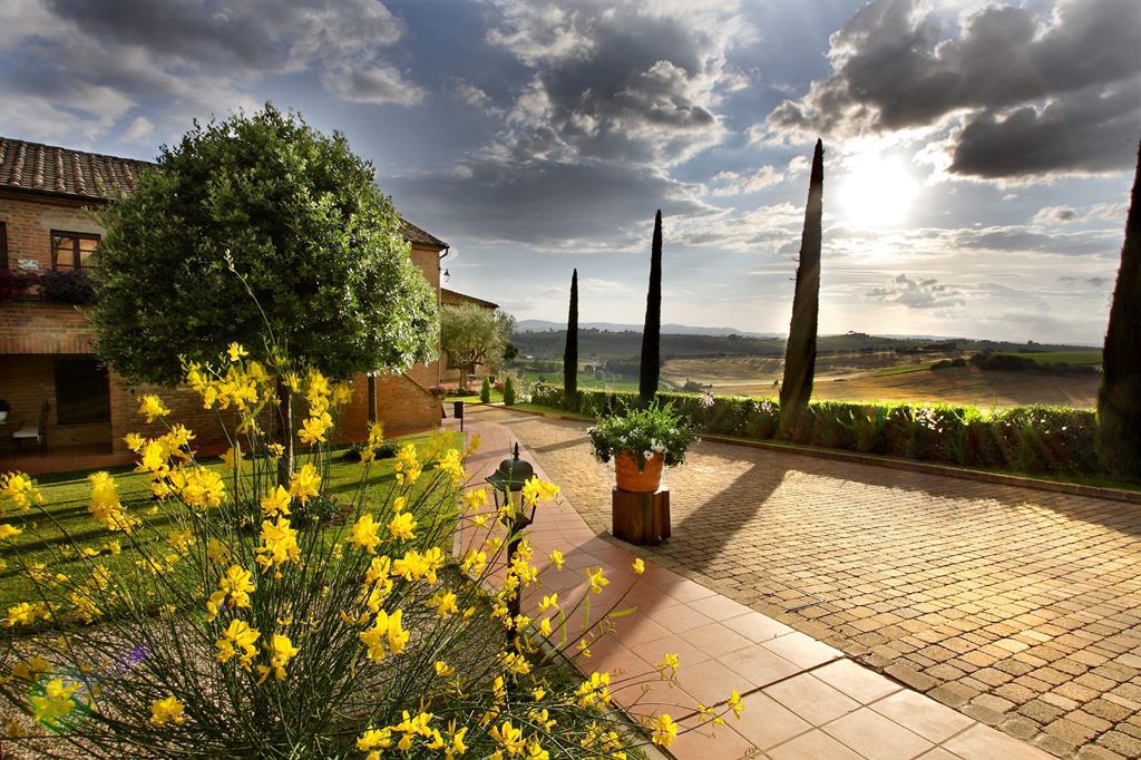 Hotel & Appartementen Borgo Tre Rose – Tuin met bloemen, Valiano di Montepulciano