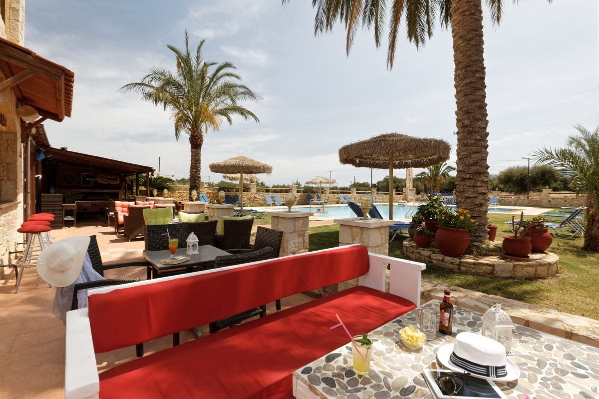 Danelis Studios & Apartments – Terras met palmen, Malia