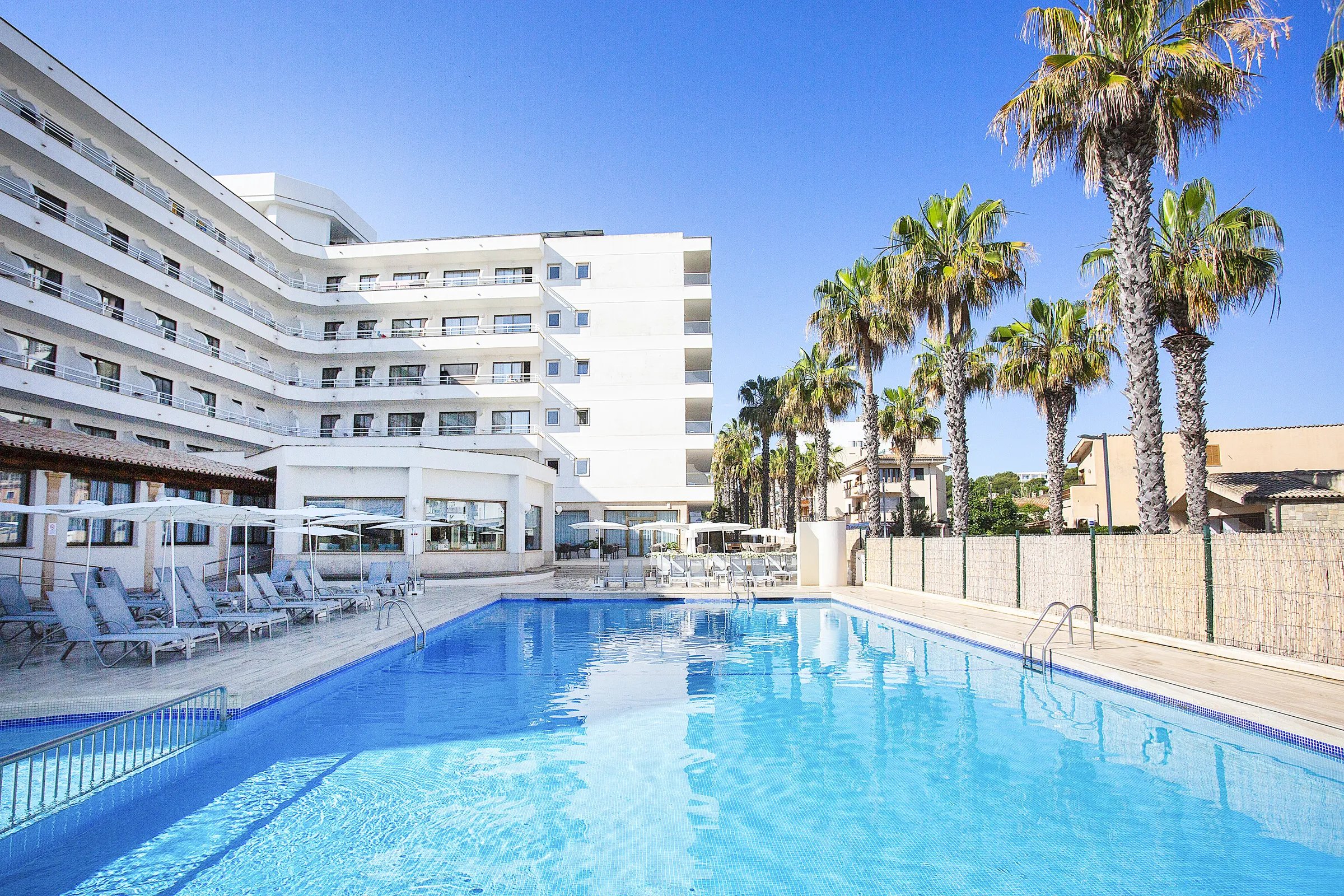 BQ Can Picafort Hotel – Zwembad met palmen en hotel, Can Picafort