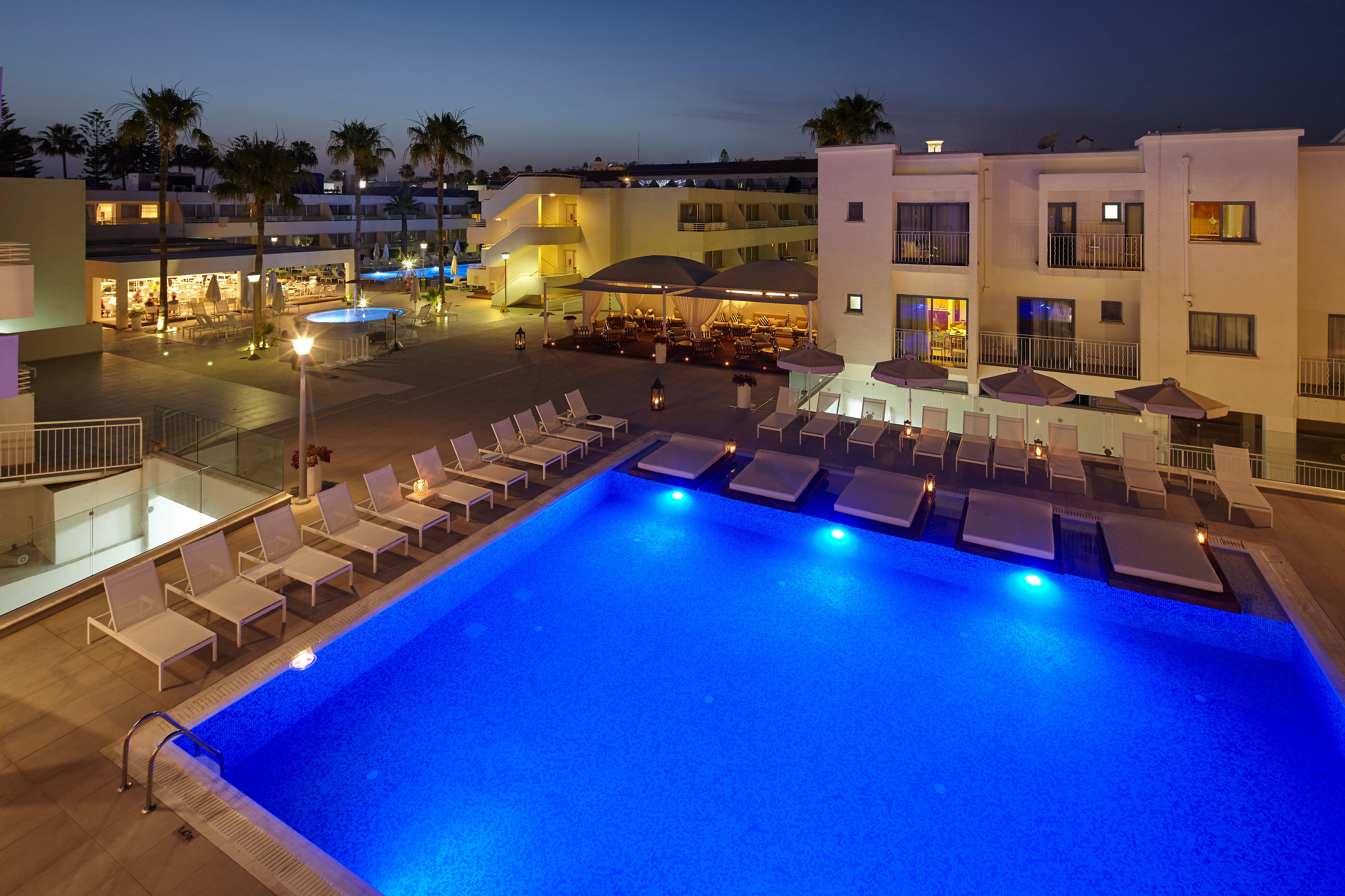 Melpo Antia Hotel & Suites – Zwembad bij avond, Ayia Napa