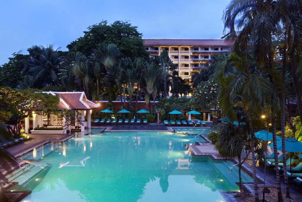 Anantara Bangkok Riverside Resort & Spa – Zwembad met palmen, Bangkok