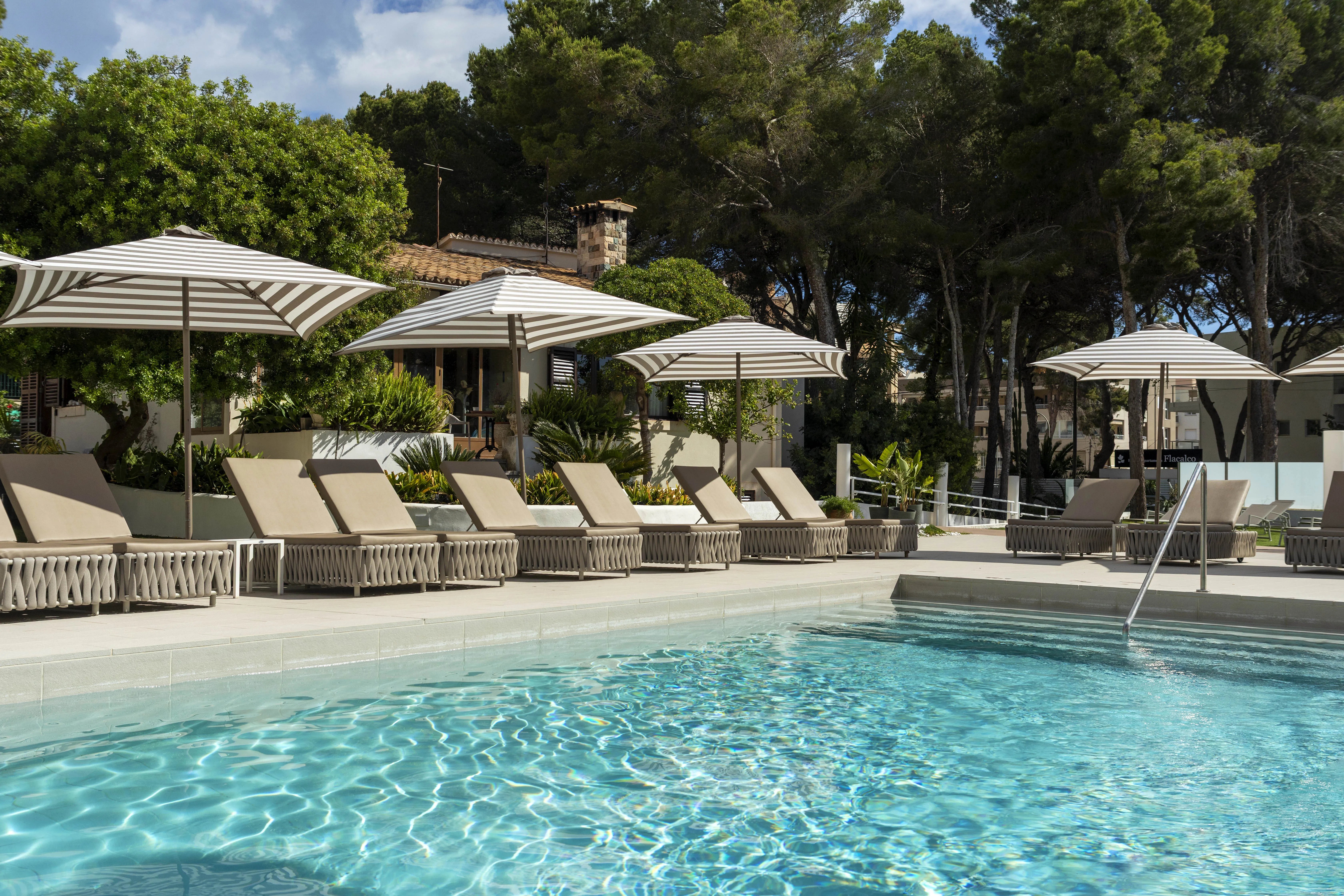 Flacalco Hotel & Appartementen – Ligbedden bij zwembad, Cala Ratjada