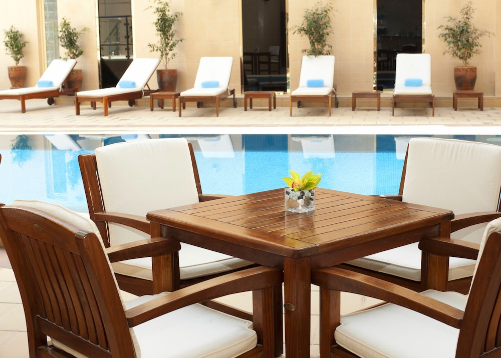 Grand Millennium Dubai – Terras bij zwembad, Dubai