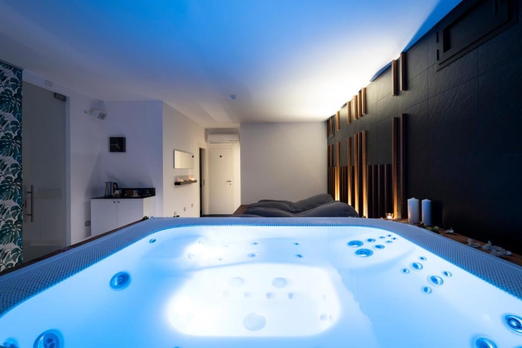 Alkamuri Posh Hotel & Spa – Jacuzzi met blauw licht, Alcamo