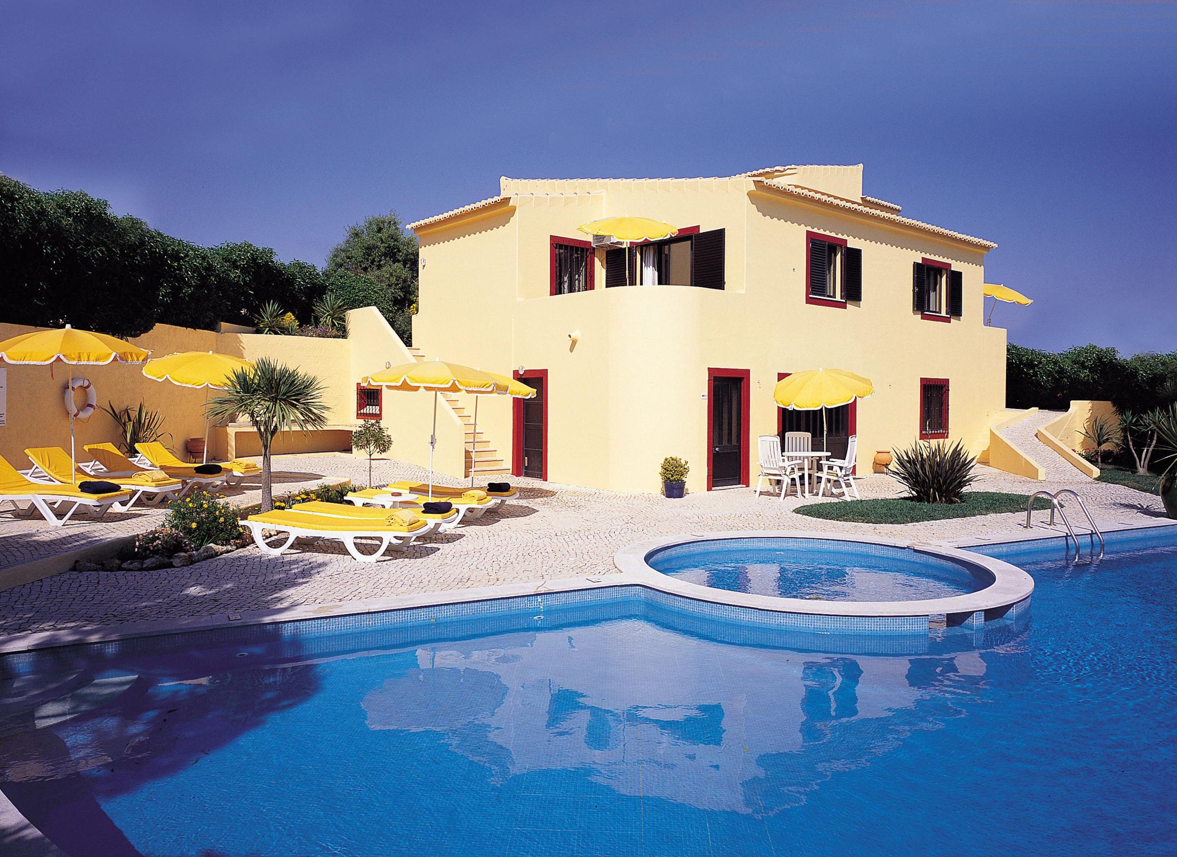 Villa Mar Azul – Zwembad met ligbedden, Lagos